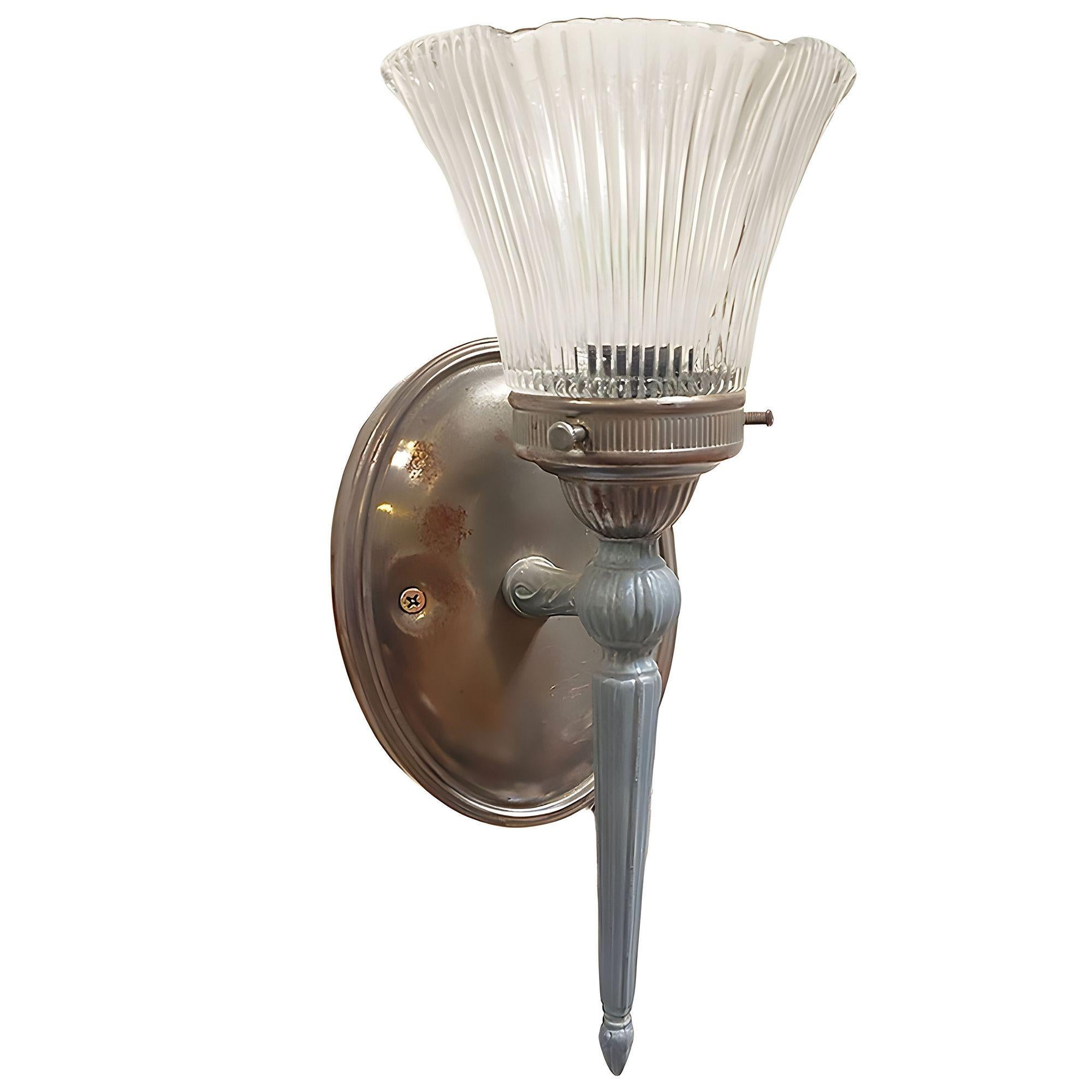 Paire d'appliques électriques en métal de style Régence avec globes en verre déchiré. Cette torchère de style scone dispose d'une touche fixe avec un abat-jour en verre tulipe déchiré fixé sur une plaque murale ovale.

L'ensemble comprend : 2