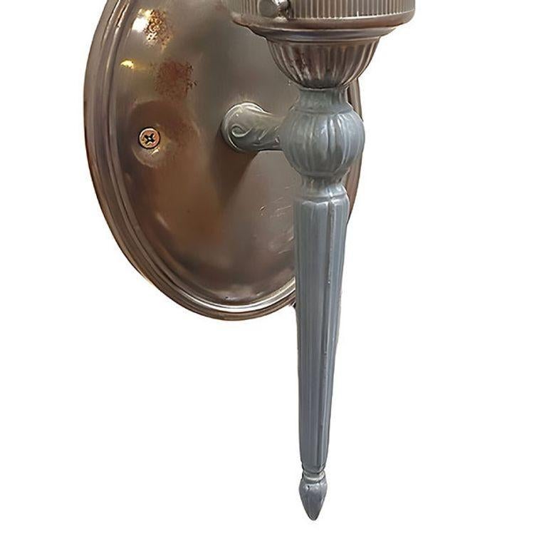 Américain Paire d'appliques murales électriques de style Antiquities Regency avec abat-jour en forme de tulipe en vente