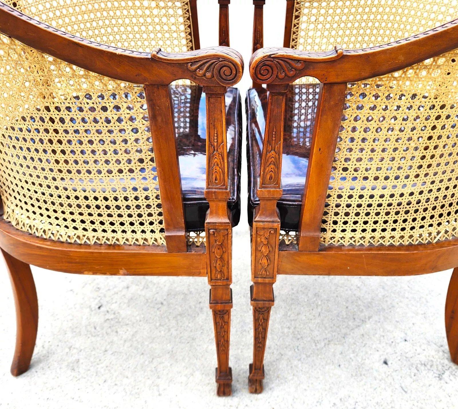Vimini Antica coppia di sedie a canne in noce Regency Bergere in vendita