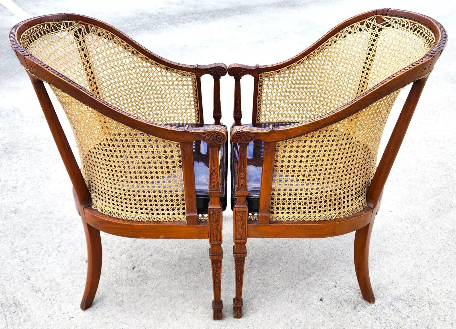 Antica coppia di sedie a canne in noce Regency Bergere In condizioni buone in vendita a Lake Worth, FL