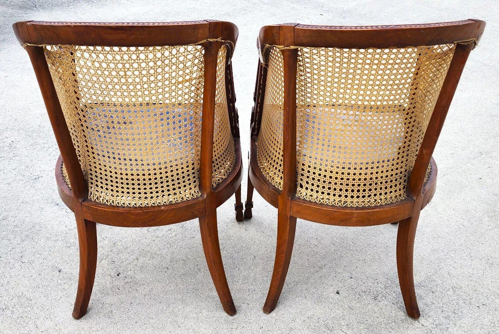 XX secolo Antica coppia di sedie a canne in noce Regency Bergere in vendita