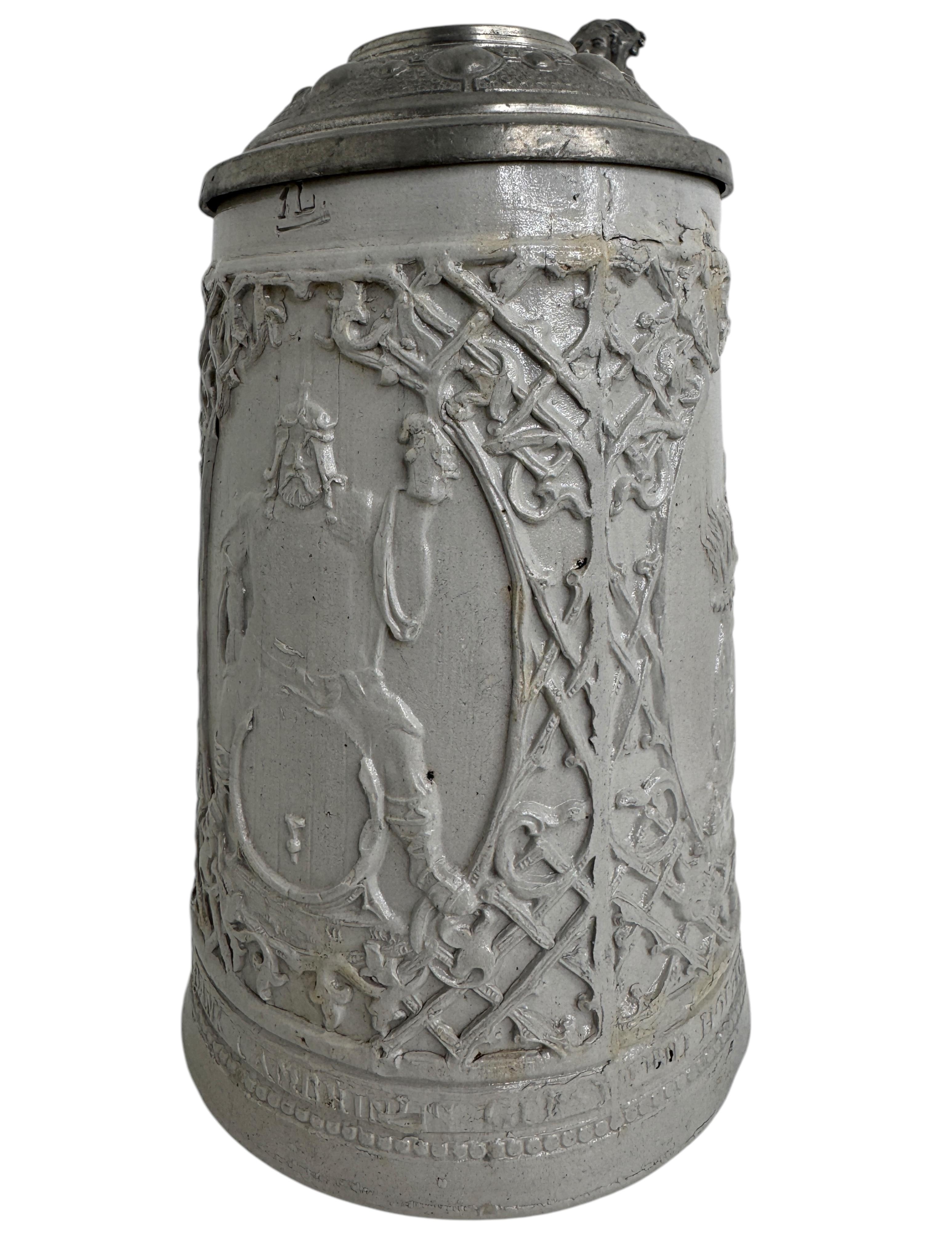 Una hermosa jarra de cerveza fabricada en la ciudad de Ratisbona, en Alemania. Esta jarra de cerveza se fabricó en Alemania, hacia 1880 o antes. Pieza absolutamente hermosa, todavía en buen estado, sin daños. La tapa funciona perfectamente. Es una