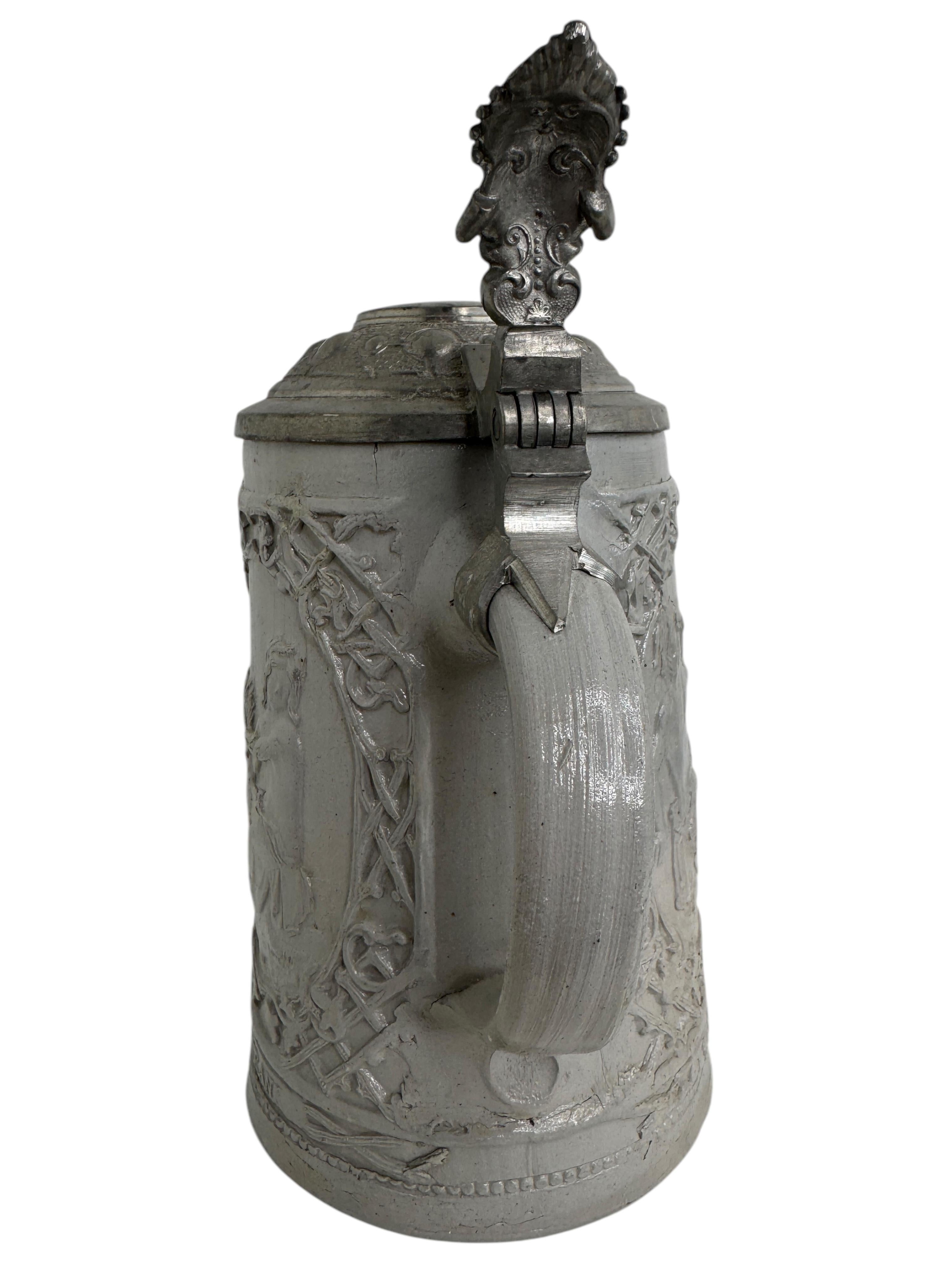 Antigua jarra de cerveza de cerámica con tapa de 1 litro de Ratisbona, 1880 o más antigua Hecho a mano en venta
