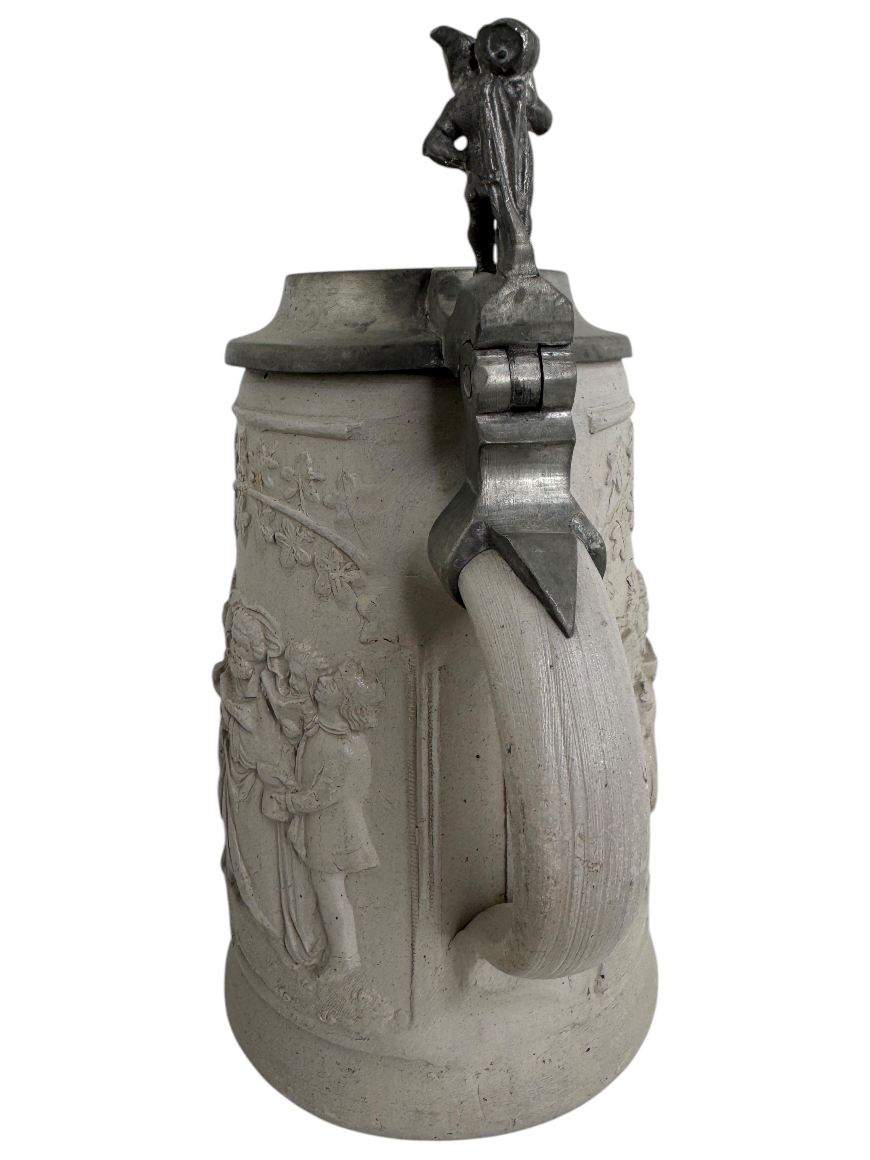 Antigua Cerveza de 1 Litro con Tapa de Cerveza de Regensburg Stein Gnome Rest, 1880s o más antigua en Bueno estado para la venta en Nuernberg, DE