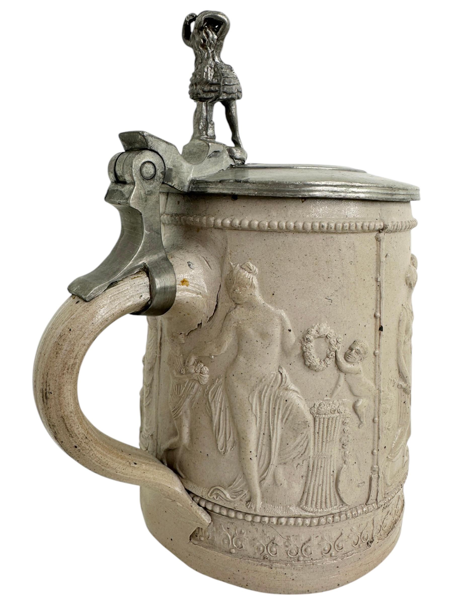 Una hermosa jarra de cerveza fabricada en la ciudad de Ratisbona, en Alemania. Esta jarra de cerveza se fabricó en Alemania, hacia 1880 o antes. Pieza absolutamente hermosa, todavía en buen estado, sin daños. La tapa funciona perfectamente. Es una
