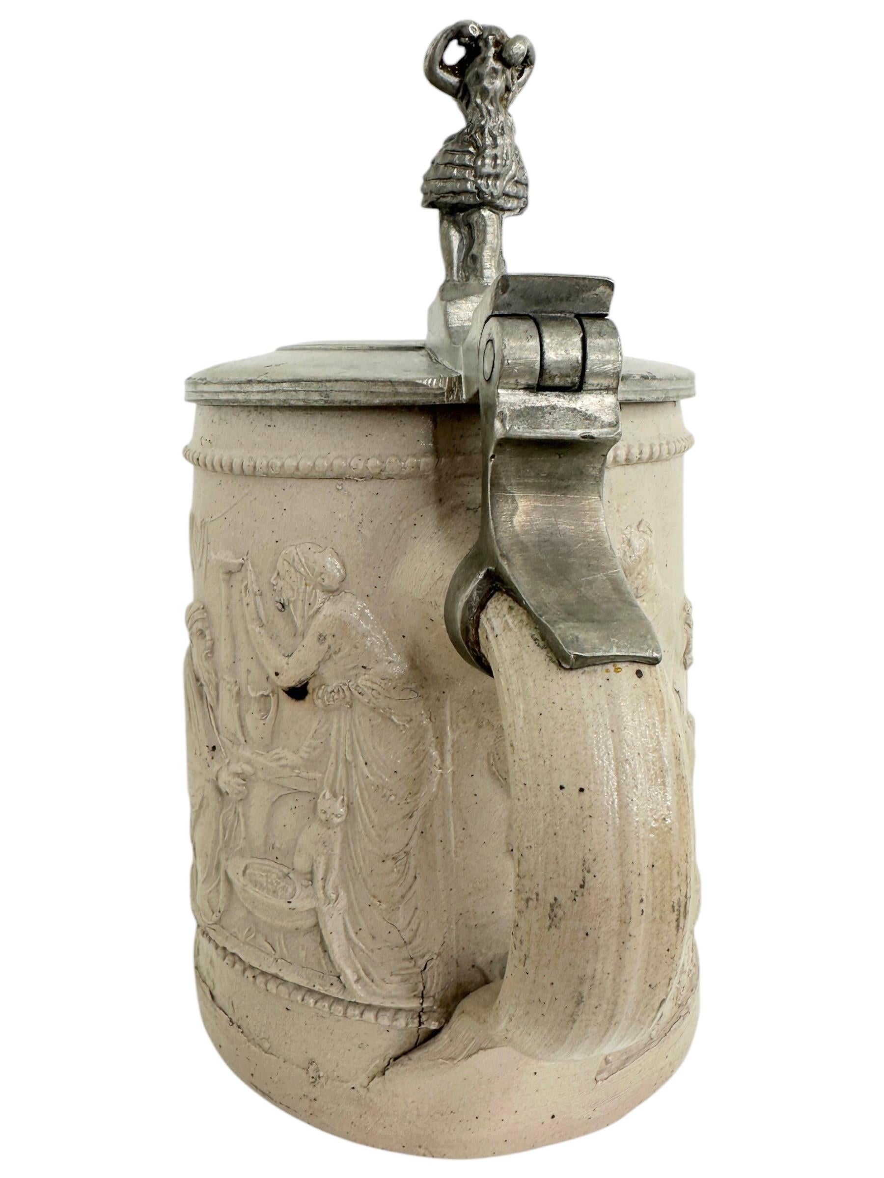 Antigua jarra de cerveza de cerámica con tapa Regensburger, 1880 o más antigua Arte popular en venta