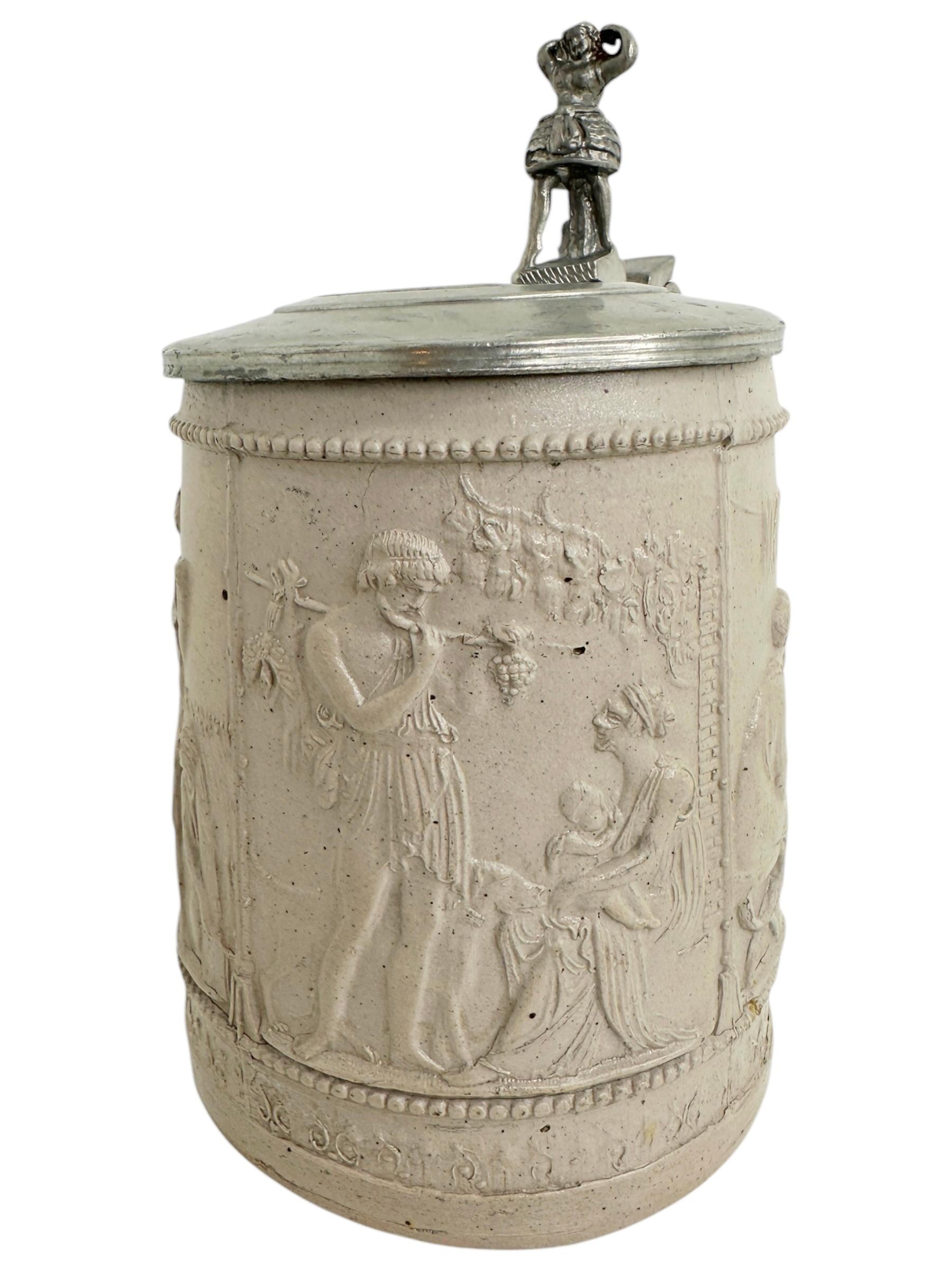 Antigua jarra de cerveza de cerámica con tapa Regensburger, 1880 o más antigua Hecho a mano en venta
