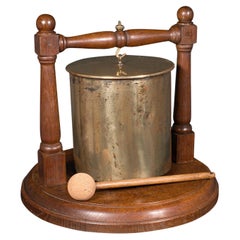 Antiguo gong de regimiento, alemán, latón de artillería, roble, Primera Guerra Mundial, C.1916