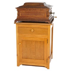 Ancienne boîte à musique en chêne sculpté de Regina avec cabinet et disques sur mesure, c1890