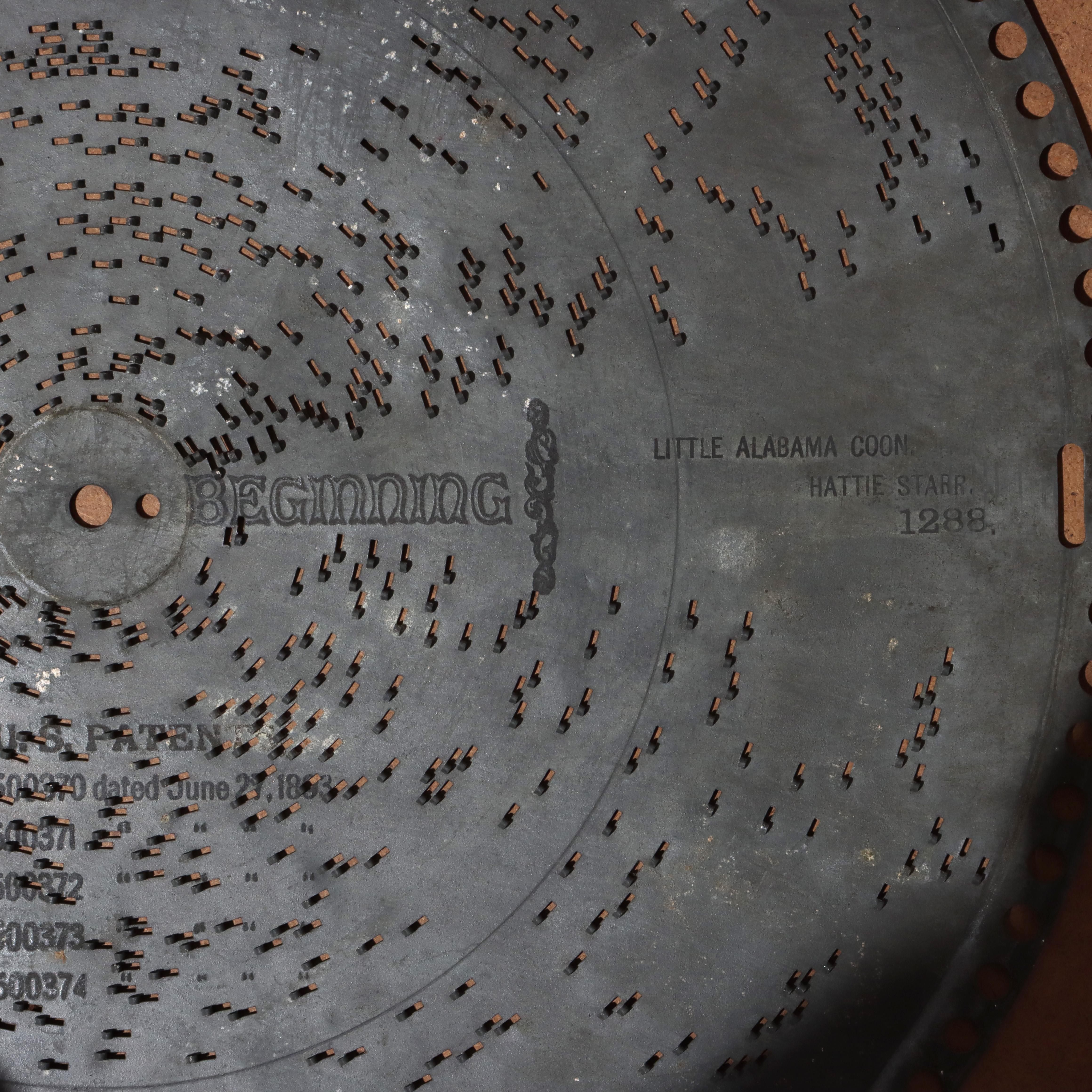 Antico carillon regionale in mogano con un disco C1920 in vendita 4