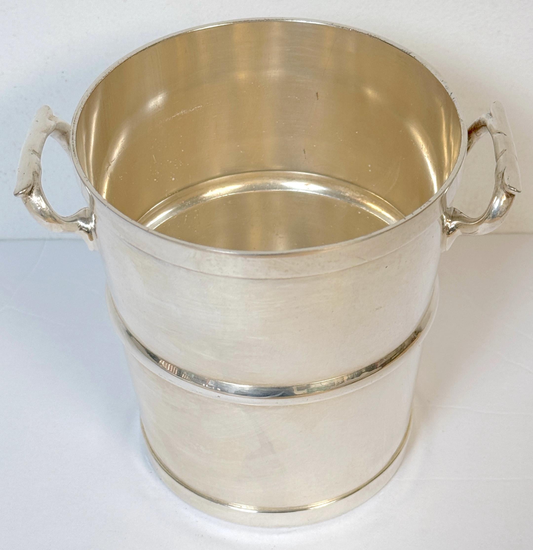 Ancien seau à champagne / à glace en métal argenté Reiffel & Husted - USA, English Design

Ce rare et exquis petit seau à champagne ou à glace en métal argenté a été fabriqué par la société Reiffel & Husted de Chicago, un fabricant respecté de