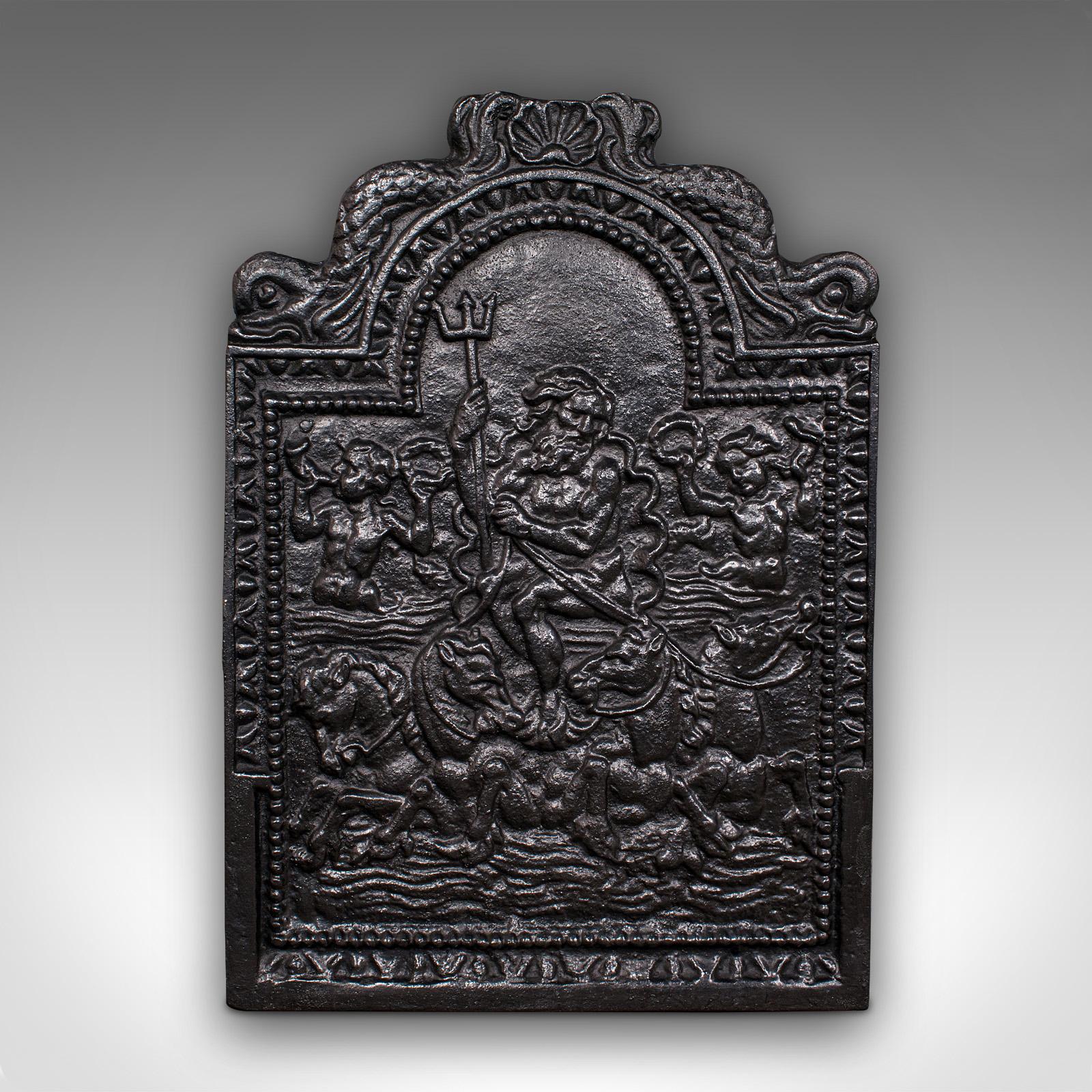 Si tratta di un antico schienale decorativo per il fuoco. Un riflettore per caminetto in ghisa inglese a rilievo, risalente al tardo periodo vittoriano, circa 1880.

Ben proporzionato e sostanzioso, con una raffinata fusione in rilievo.
Presenta una