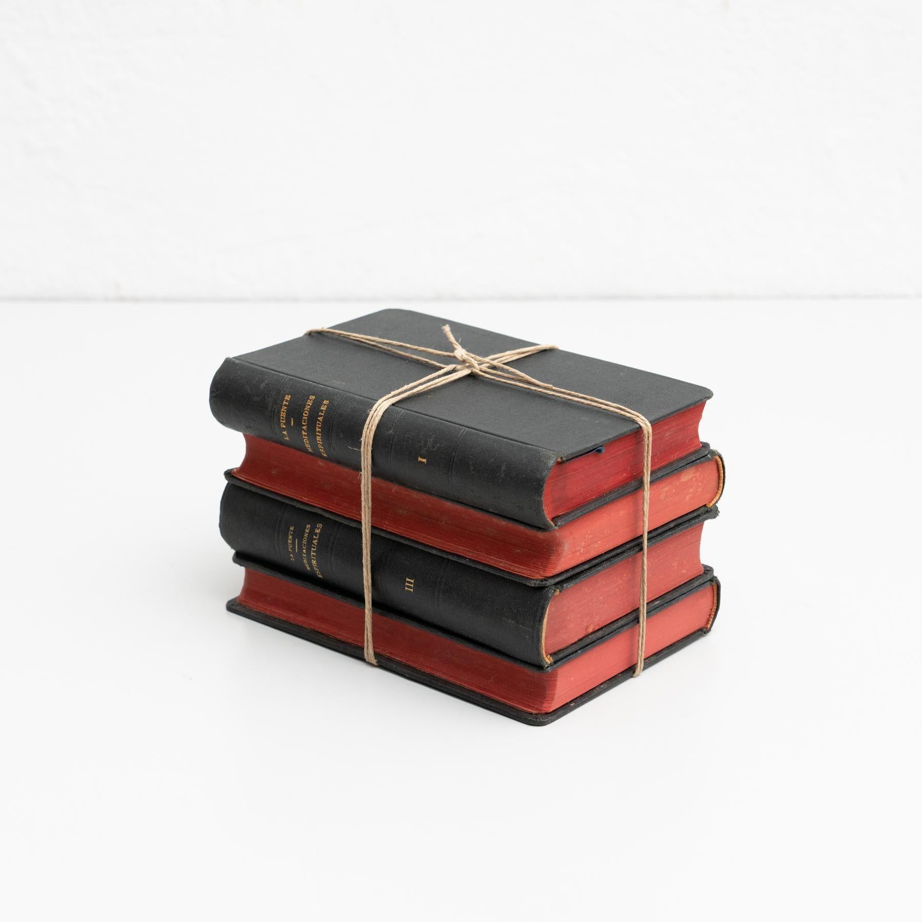 Livre d'art religieux ancien composé de quatre livres reliés entre eux par un fil.    Quatre volumes de la collection 'Meditaciones Espirituales' du père Luis de la Puente.    En état d'origine, avec une usure mineure conforme à l'âge et à