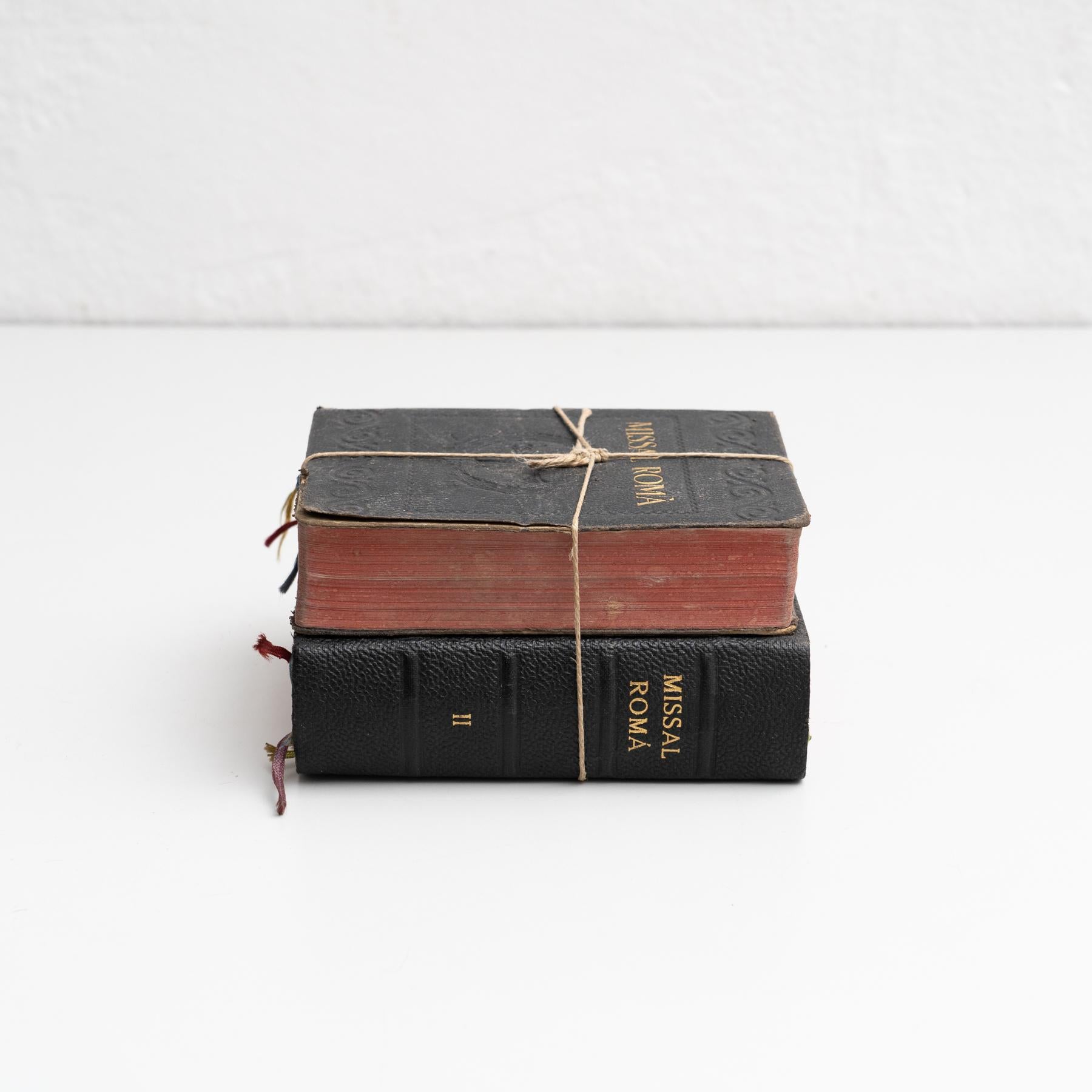 Œuvre d'art religieuse ancienne sculpturale en forme de livre, vers 1950 Bon état - En vente à Barcelona, Barcelona
