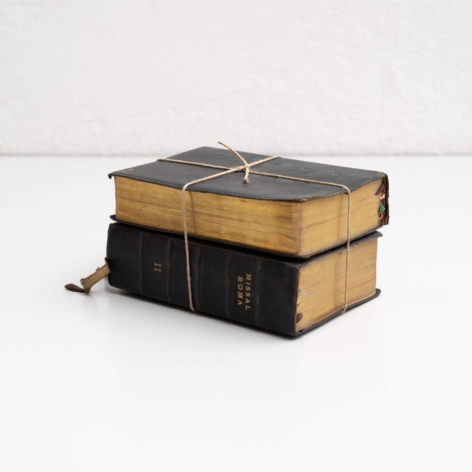 Milieu du XXe siècle Œuvre d'art religieuse ancienne sculpturale en forme de livre, vers 1950