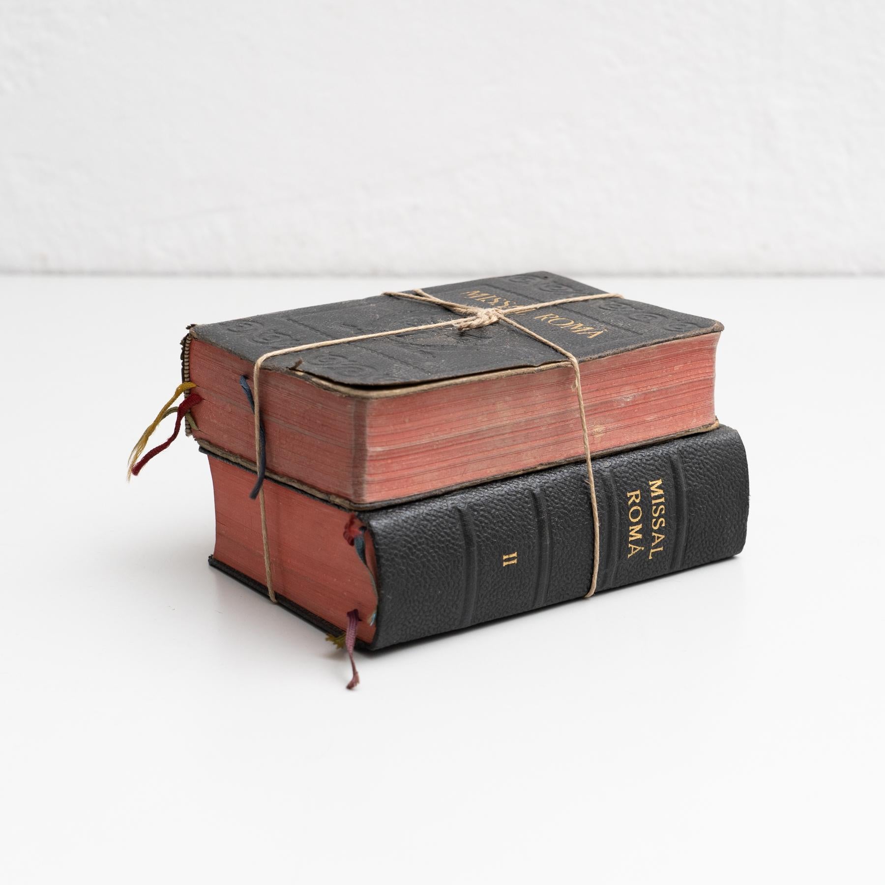 Antikes religiöses Buch-Skulptur-Kunstwerk, um 1950 (Papier) im Angebot