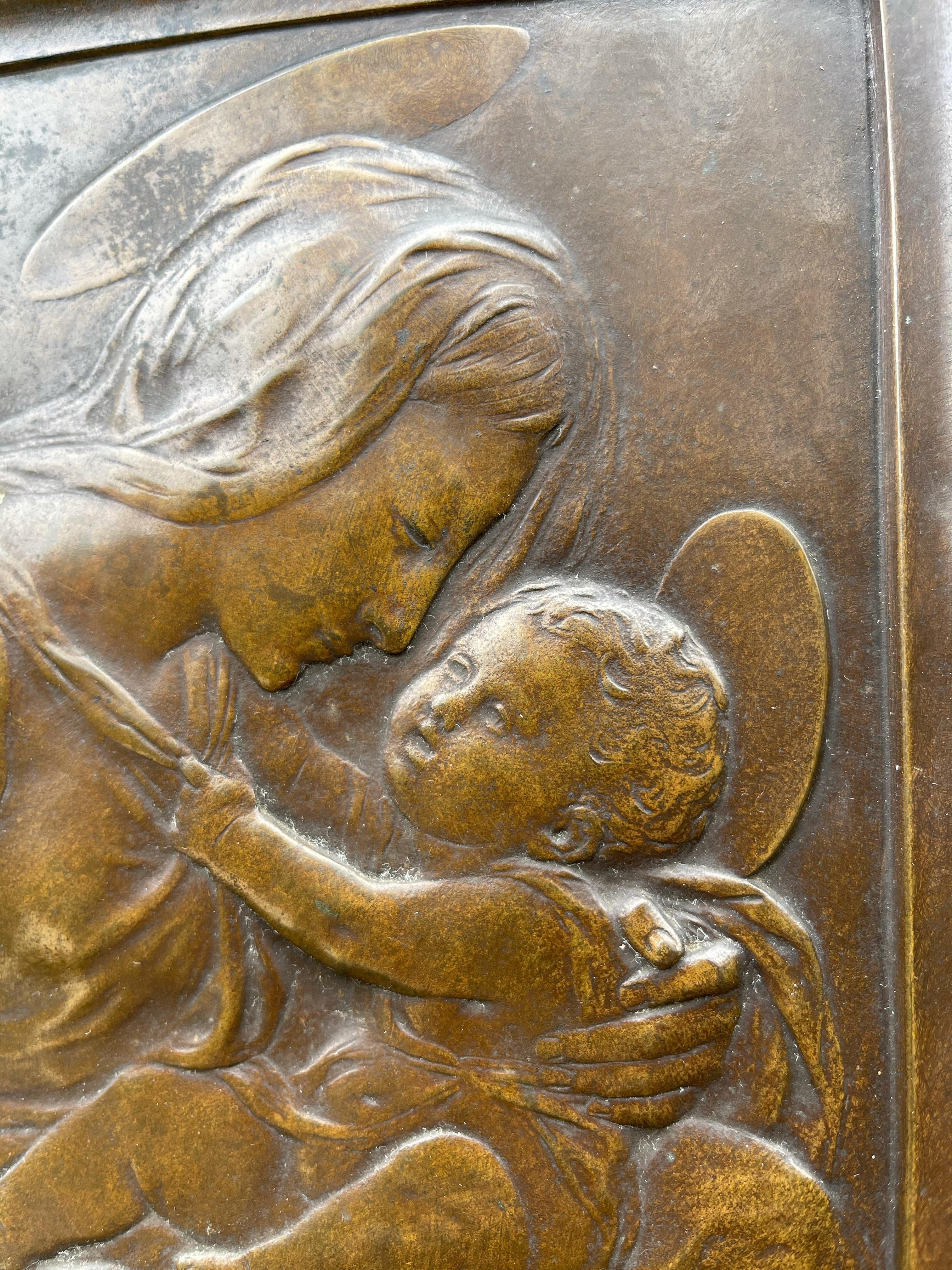 Plaque murale religieuse ancienne en bronze en forme de Sainte- Marie et d'enfant d'après Donatello en vente 2