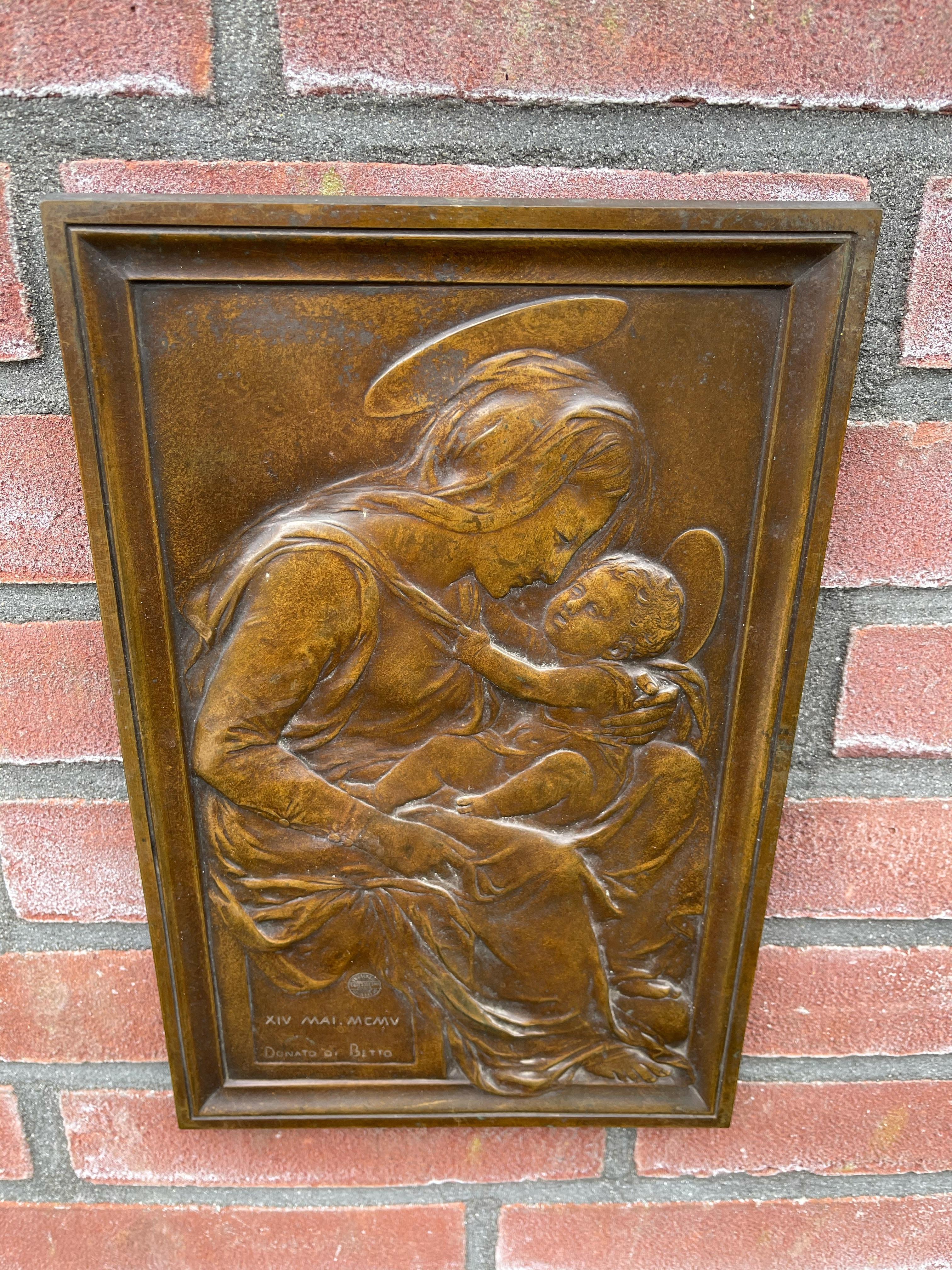 Antike antike religiöse Bronze-Wandtafel der Heiligen Maria und des Kindes nach Donatello im Angebot 4