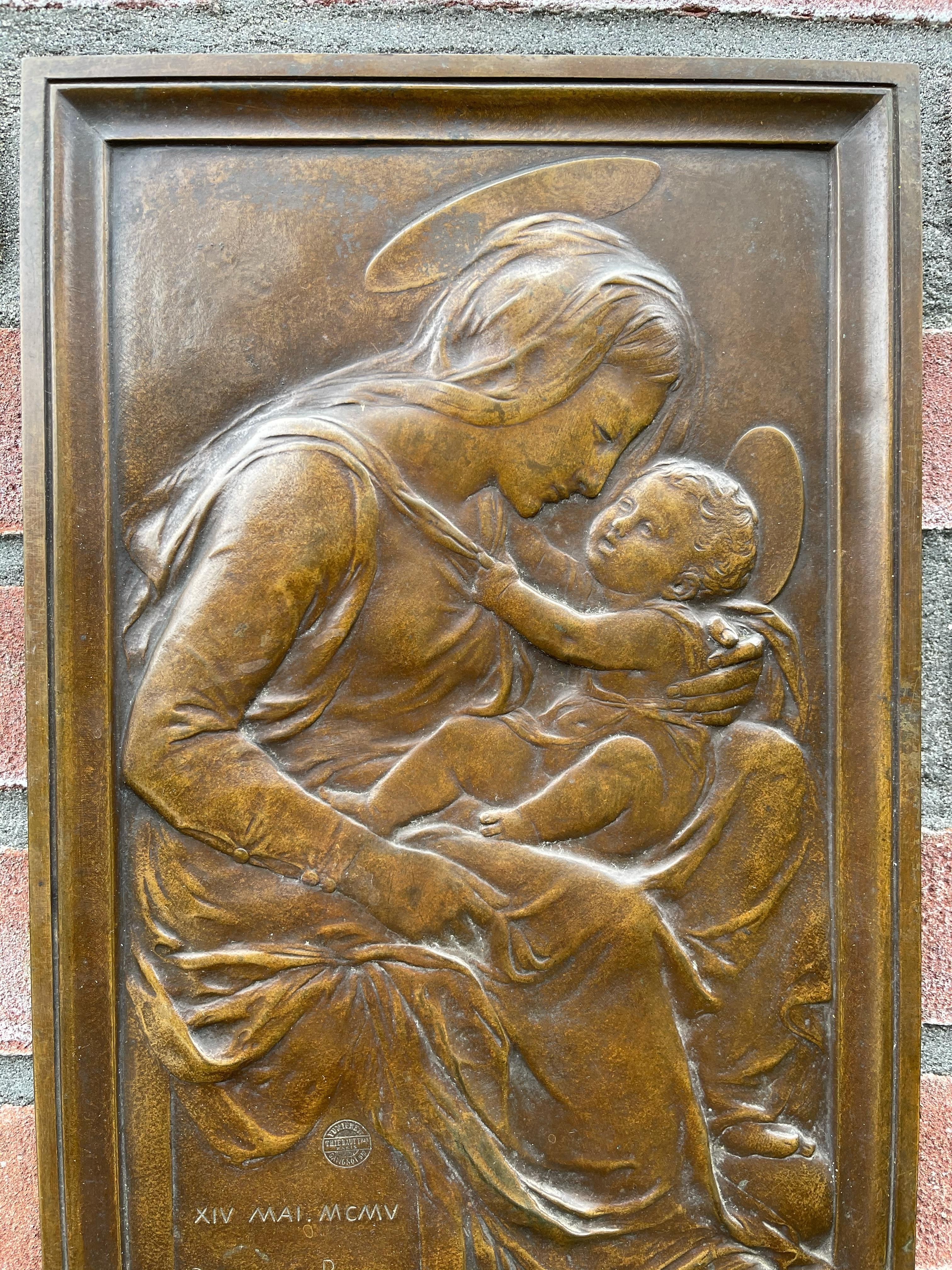 Plaque murale religieuse ancienne en bronze en forme de Sainte- Marie et d'enfant d'après Donatello en vente 4