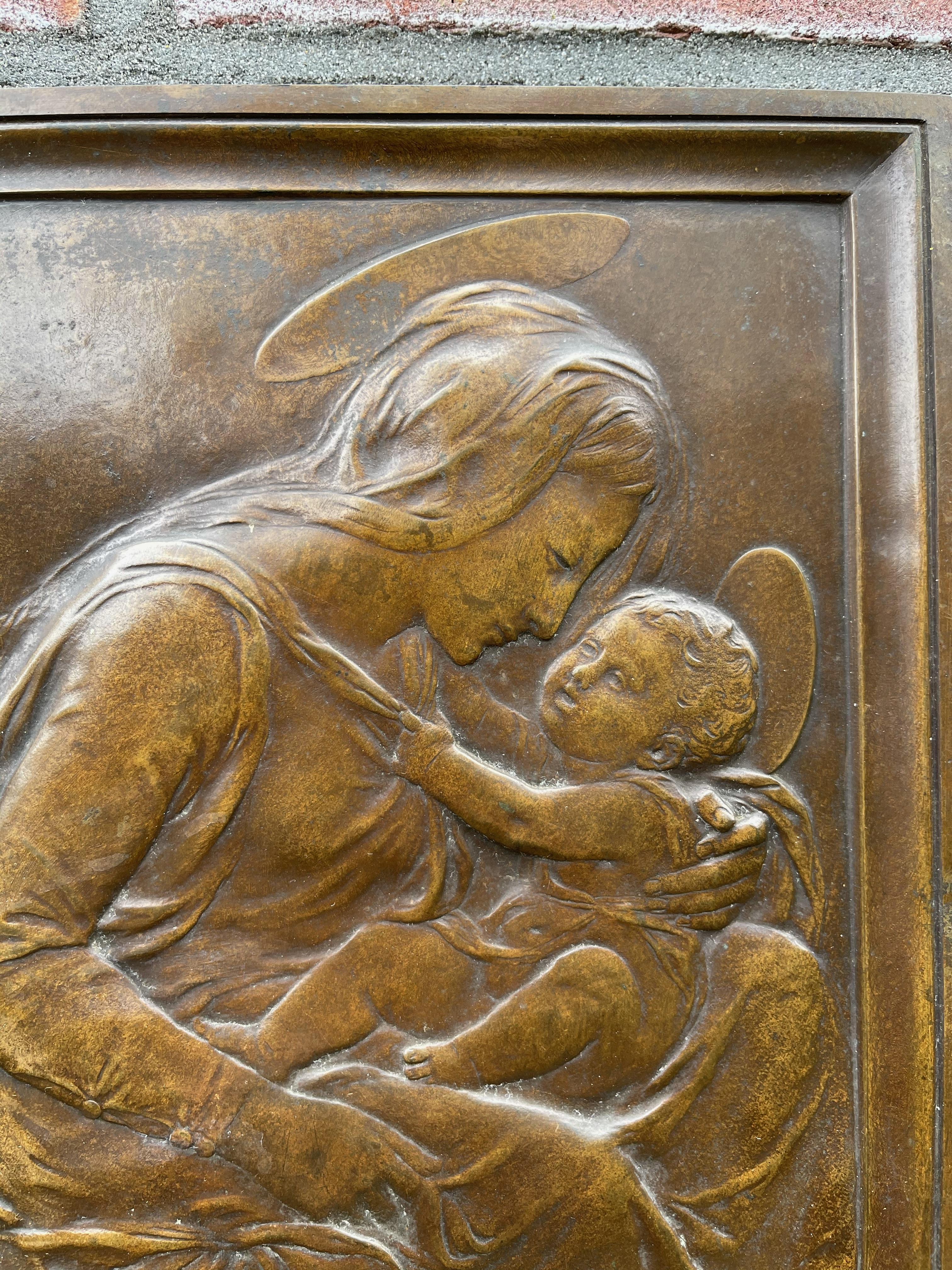 Plaque murale religieuse ancienne en bronze en forme de Sainte- Marie et d'enfant d'après Donatello en vente 6