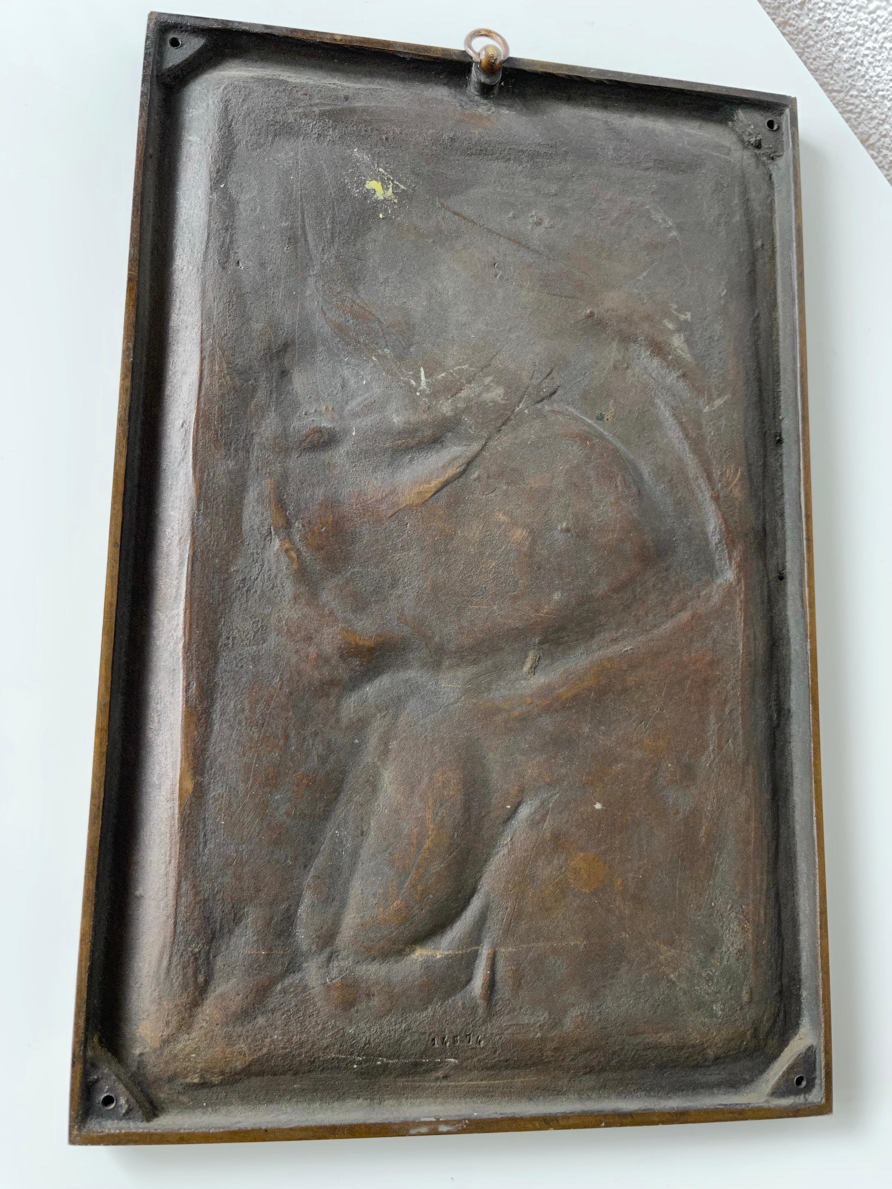 Plaque murale religieuse ancienne en bronze en forme de Sainte- Marie et d'enfant d'après Donatello en vente 12
