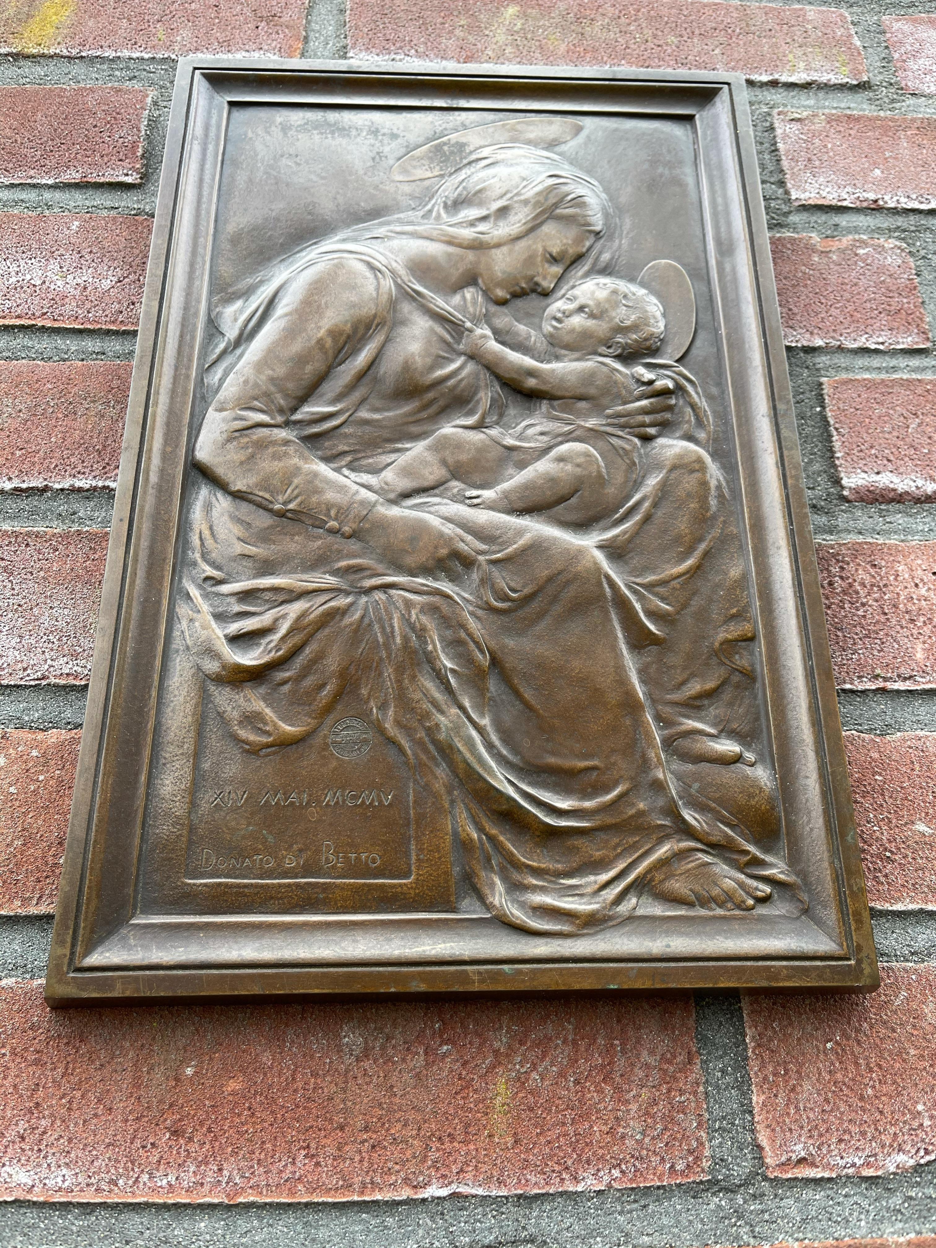 Français Plaque murale religieuse ancienne en bronze en forme de Sainte- Marie et d'enfant d'après Donatello en vente