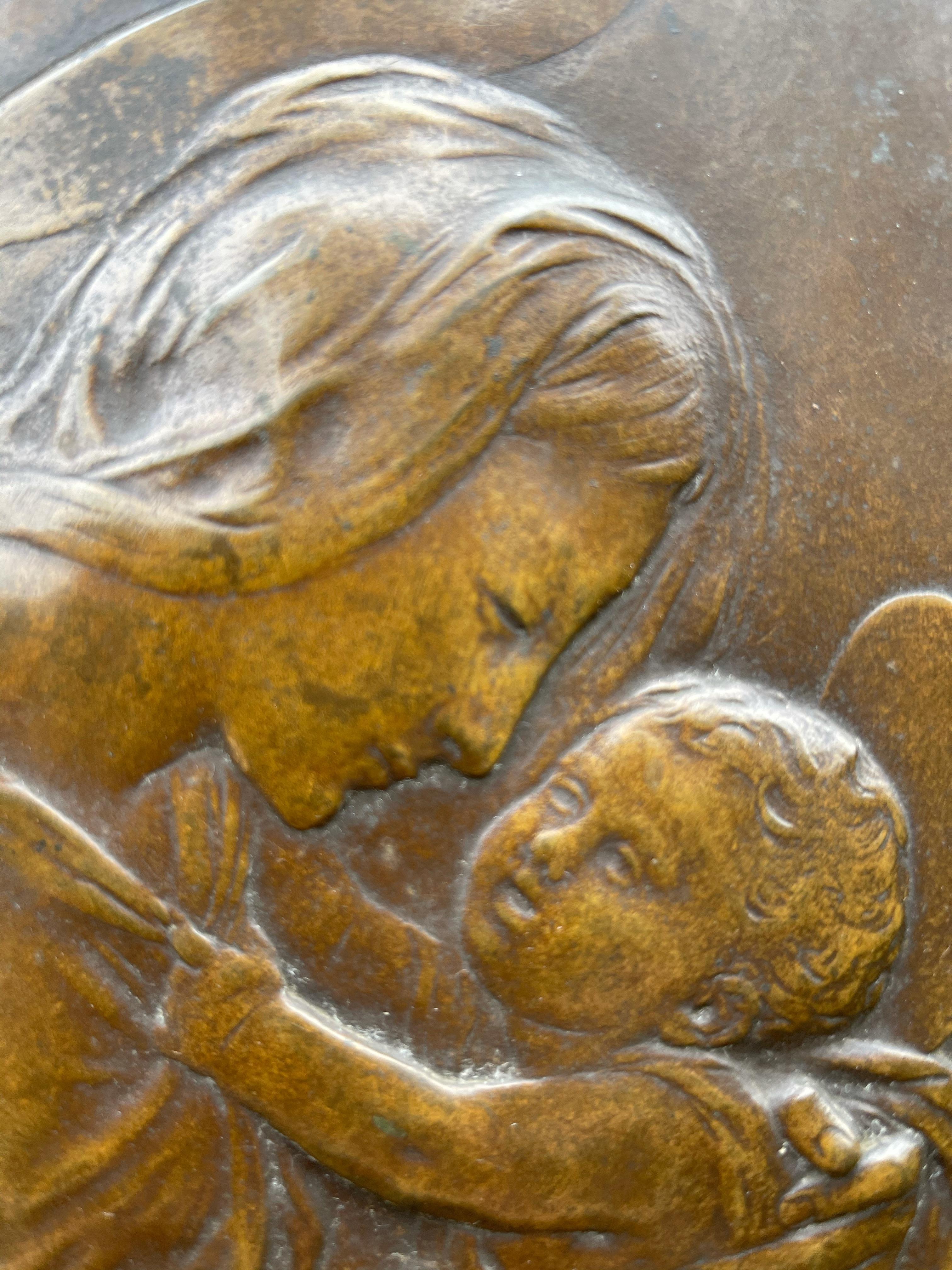 Antike antike religiöse Bronze-Wandtafel der Heiligen Maria und des Kindes nach Donatello (Gegossen) im Angebot