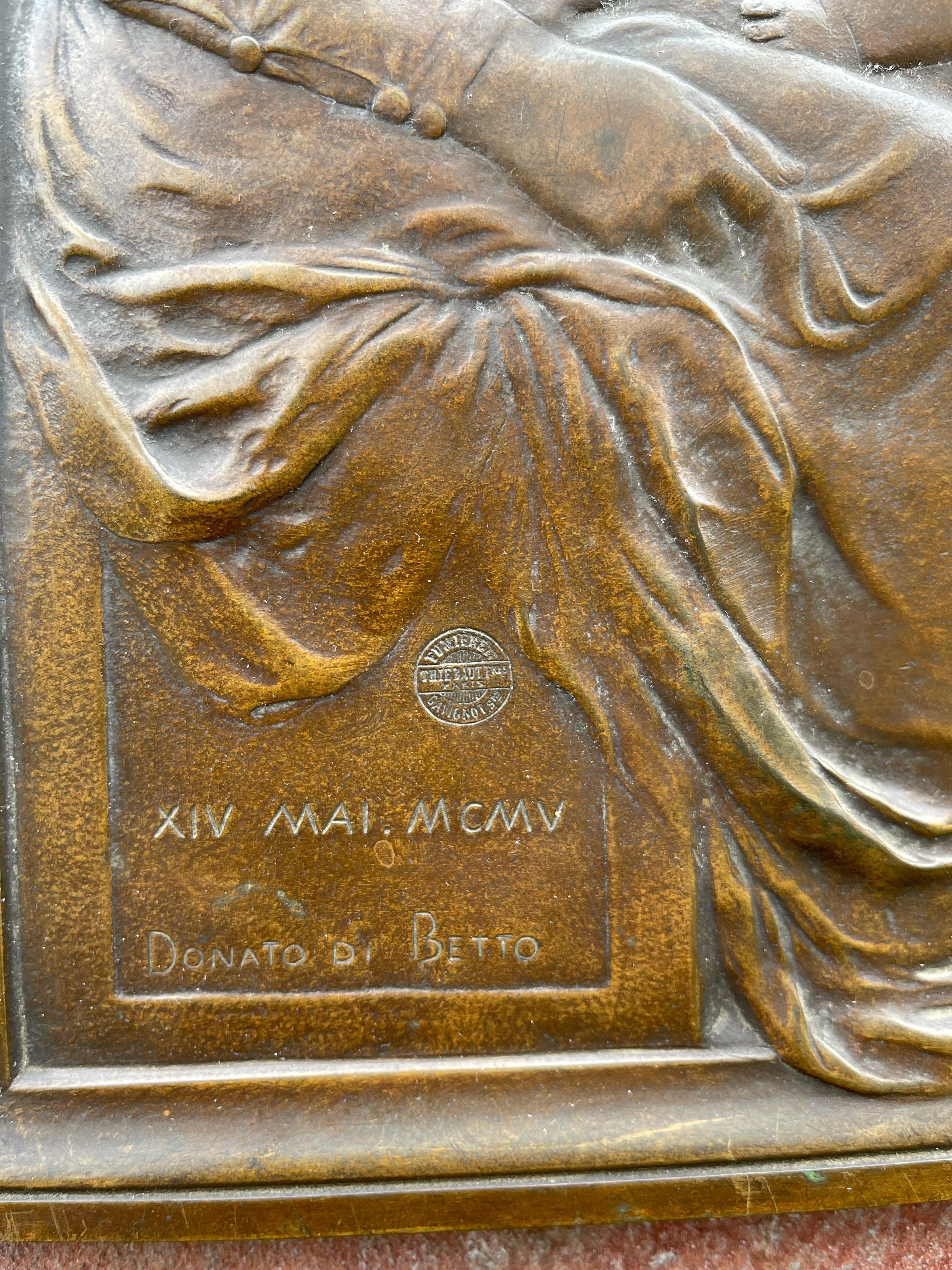 Antike antike religiöse Bronze-Wandtafel der Heiligen Maria und des Kindes nach Donatello im Zustand „Hervorragend“ im Angebot in Lisse, NL