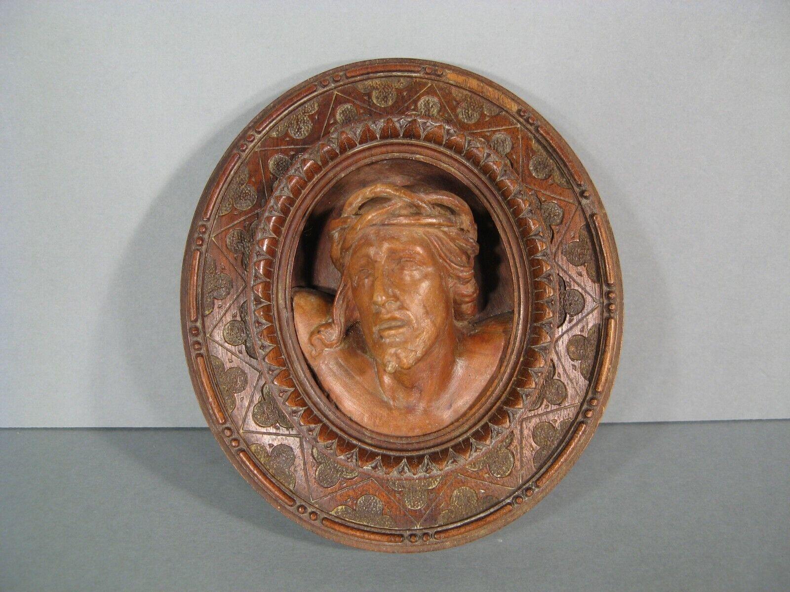 Antique Religious Sculpture Medallion of Christ with Crown of Thorns - 1Y201 In Good Condition In Bordeaux, FR