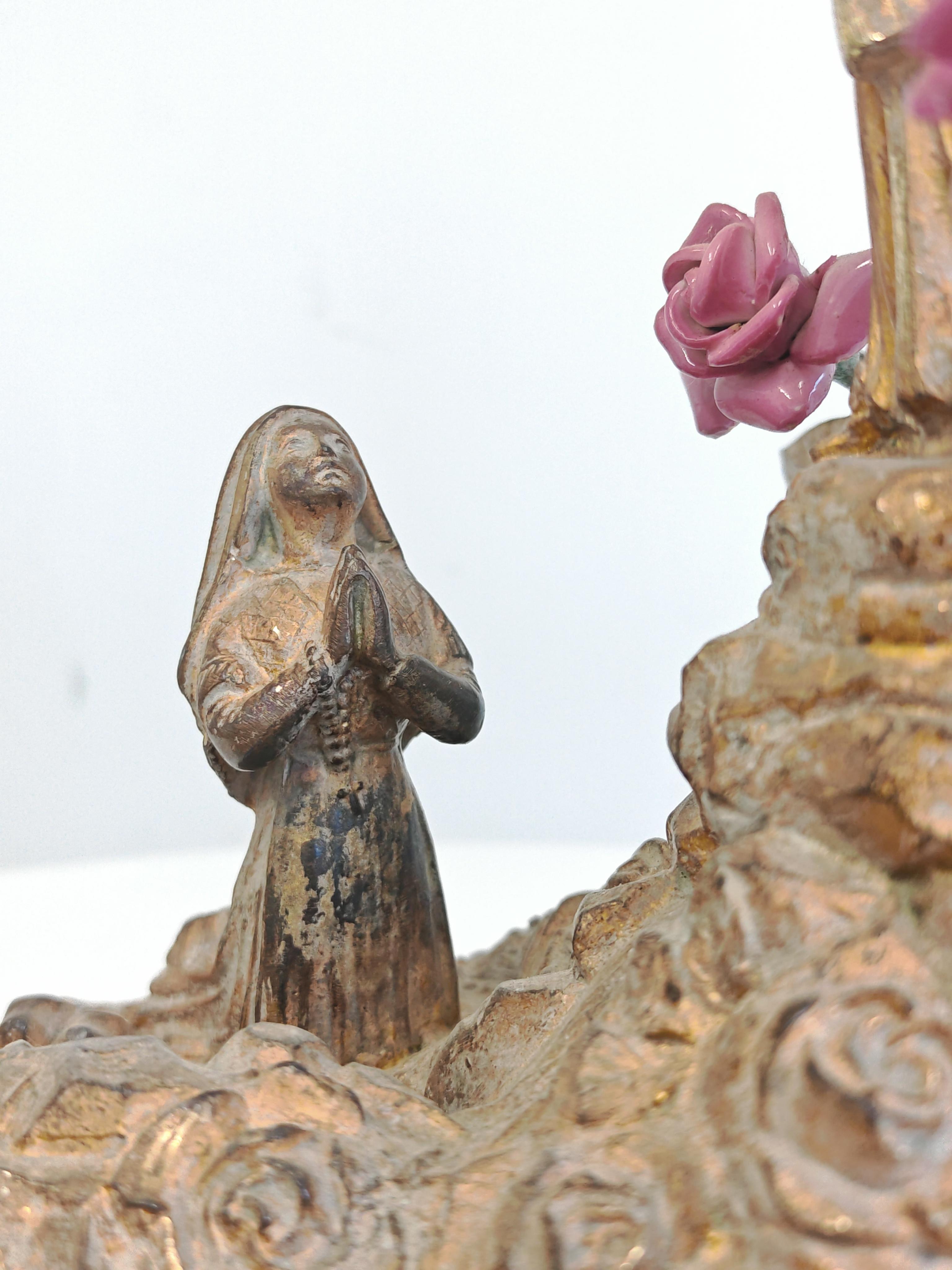 Souvenir religieux ancien de Lourdes, Vierge Marie en bronze doré, France 1920 en vente 3