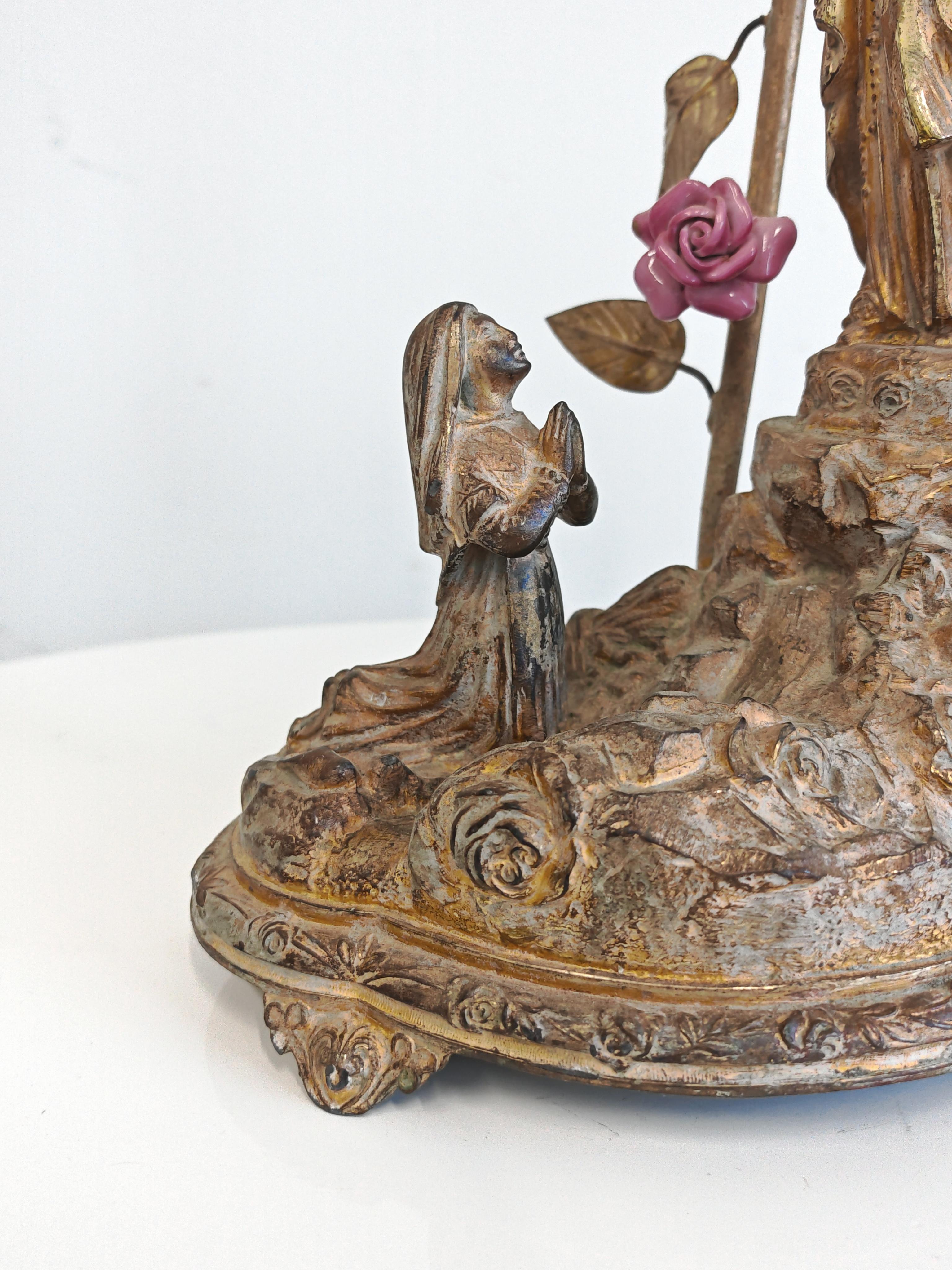 Français Souvenir religieux ancien de Lourdes, Vierge Marie en bronze doré, France 1920 en vente