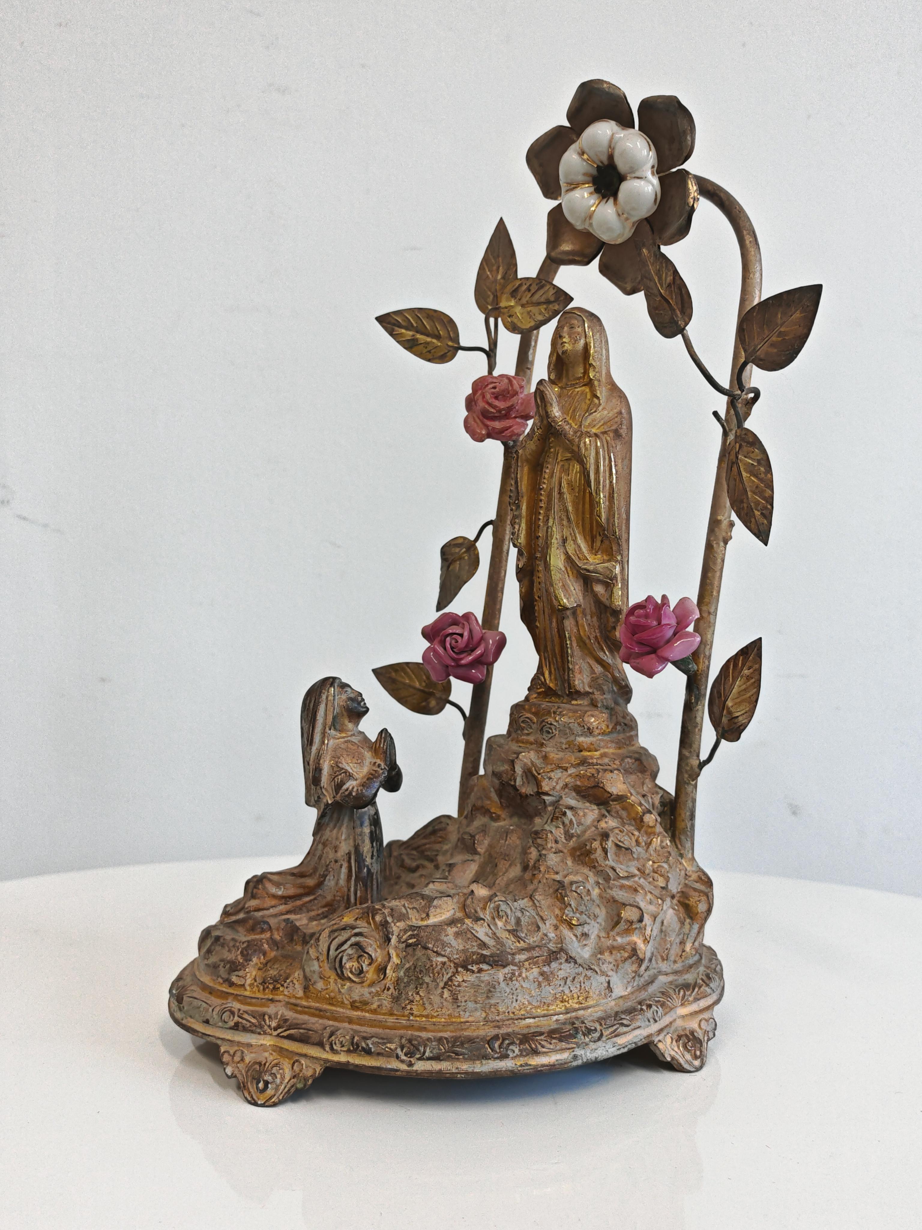 Début du 20ème siècle Souvenir religieux ancien de Lourdes, Vierge Marie en bronze doré, France 1920 en vente