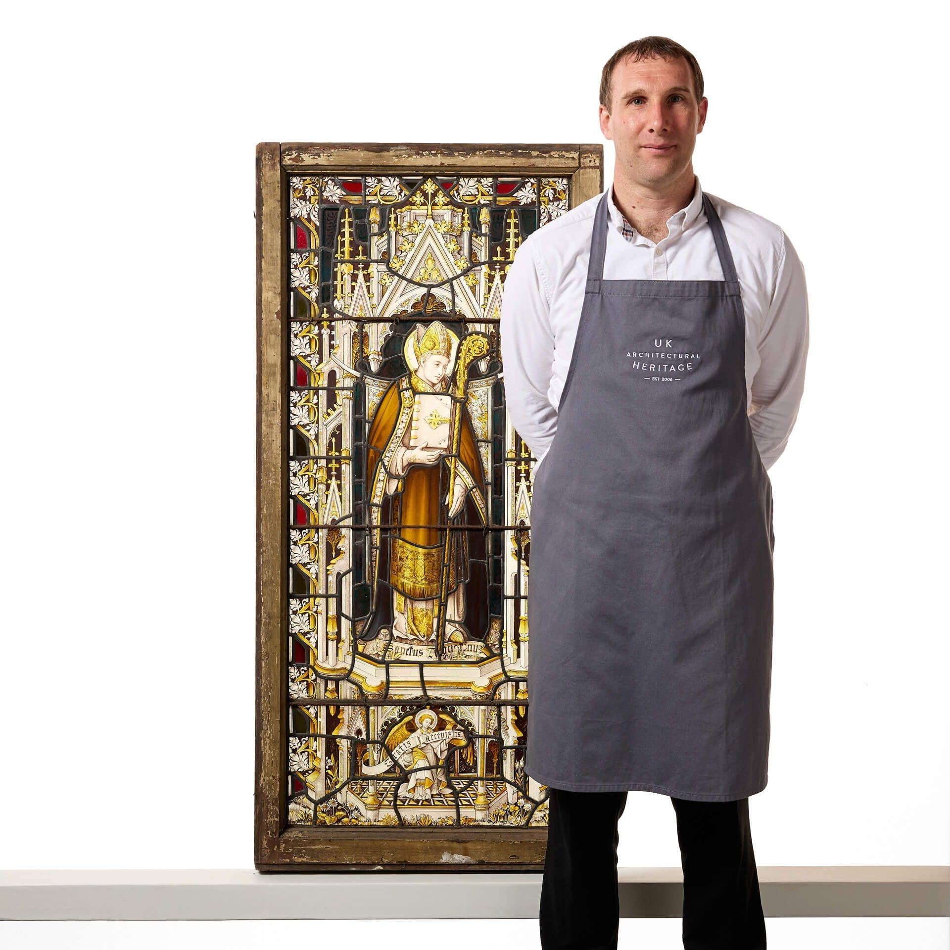 Un'antica vetrata inglese originale e non restaurata con tema religioso e iscrizione in latino, circa 1880.

Parte di una coppia, vendiamo anche una vetrata di San Gregorio in stile coordinato. Splendidamente conservata da oltre 140 anni, questa