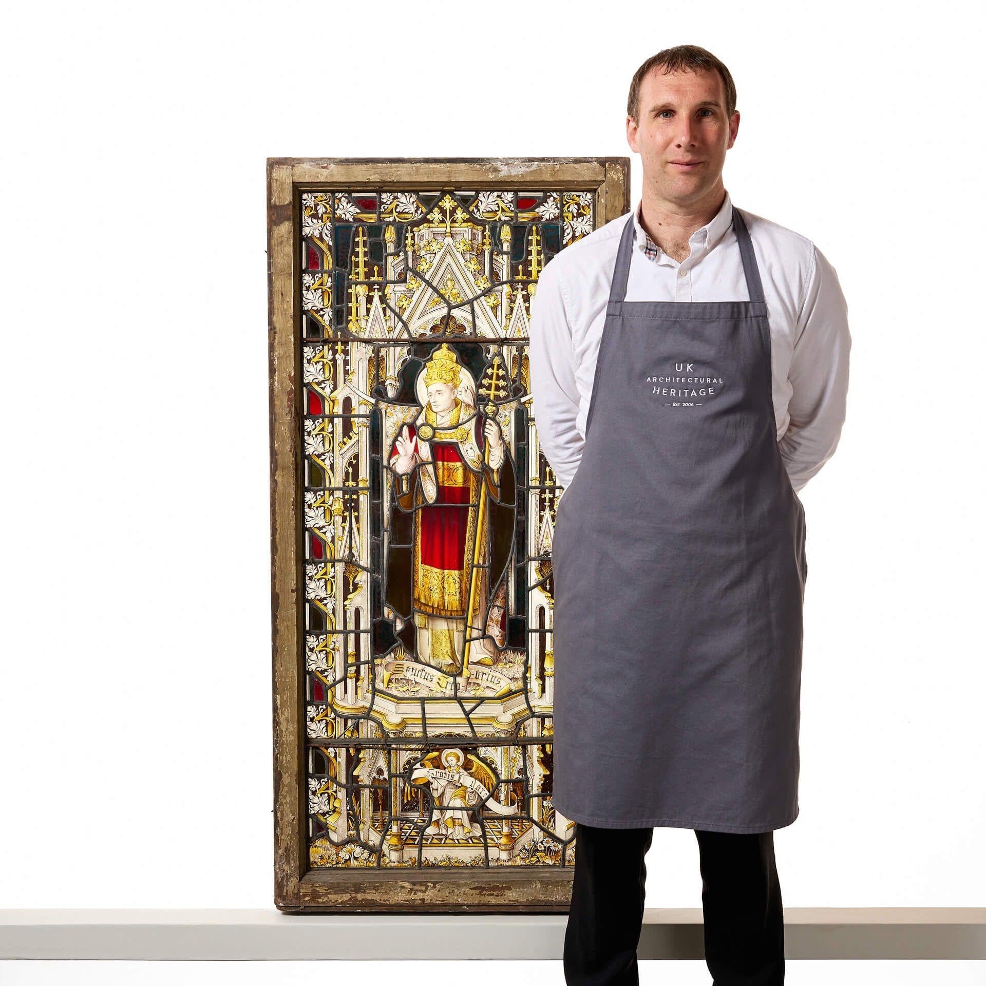 Un'antica vetrata originale e non restaurata con tema religioso e iscrizione in latino, circa 1880. Parte di una coppia, vendiamo anche una vetrata di Sant'Agostino in stile coordinato: chiedi informazioni per i dettagli.

Splendidamente
