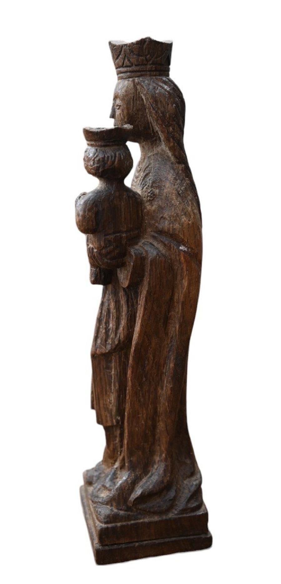 Vierge à l'enfant en chêne sculpté de belle qualité
Sculptée dans une seule pièce de bois
Flandre 17e siècle
Hauteur 24 cm