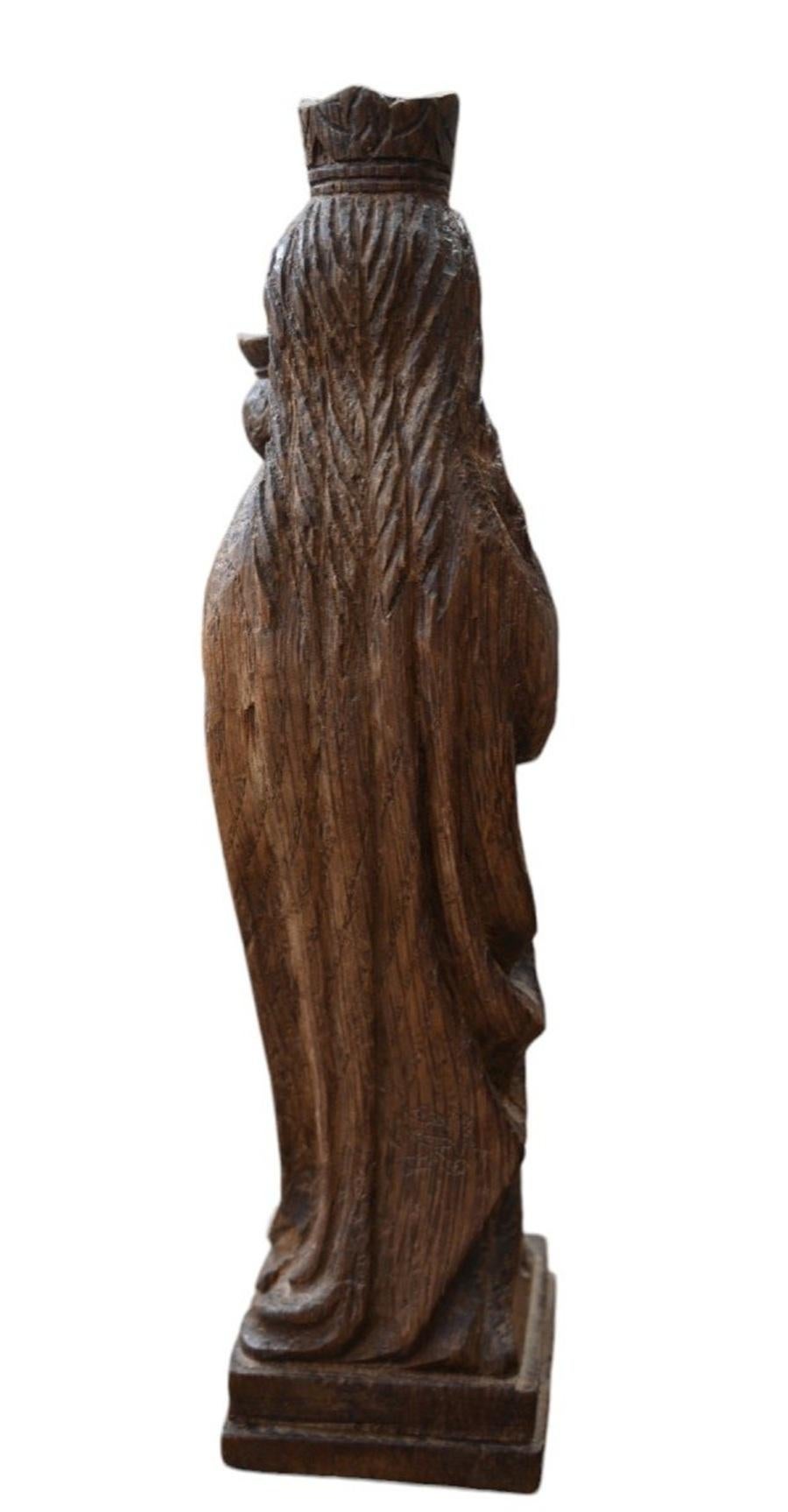 Sculpté à la main Antique Vierge et enfant religieux sculptés en chêne - 17ème siècle en vente