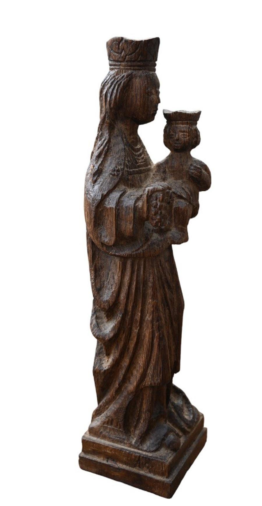 Antique Vierge et enfant religieux sculptés en chêne - 17ème siècle Bon état - En vente à Bilzen, BE