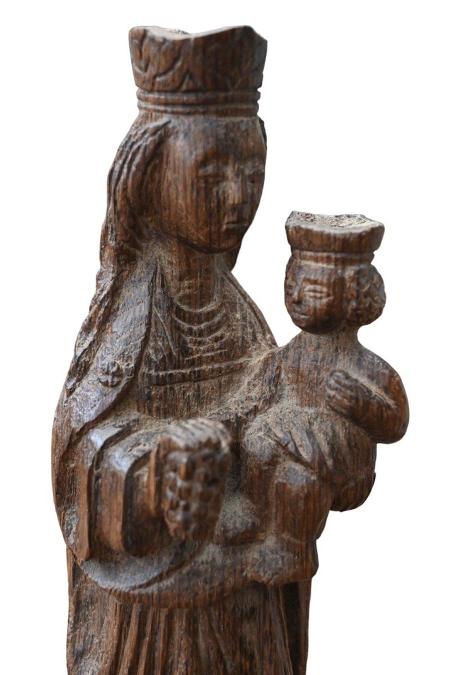 Bois Antique Vierge et enfant religieux sculptés en chêne - 17ème siècle en vente