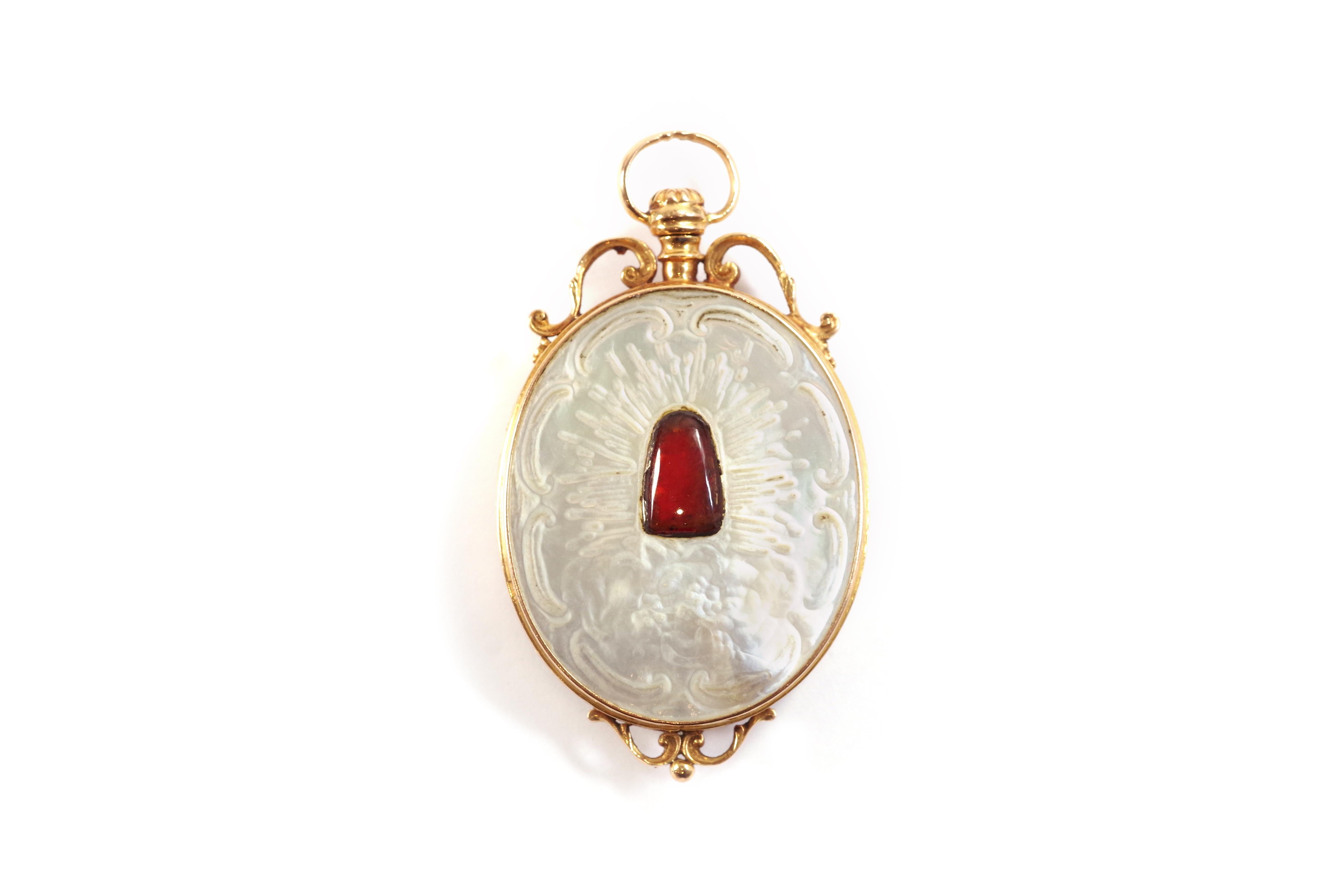 Pendentif reliquaire ancien 18ème siècle en or 18k en vente 5