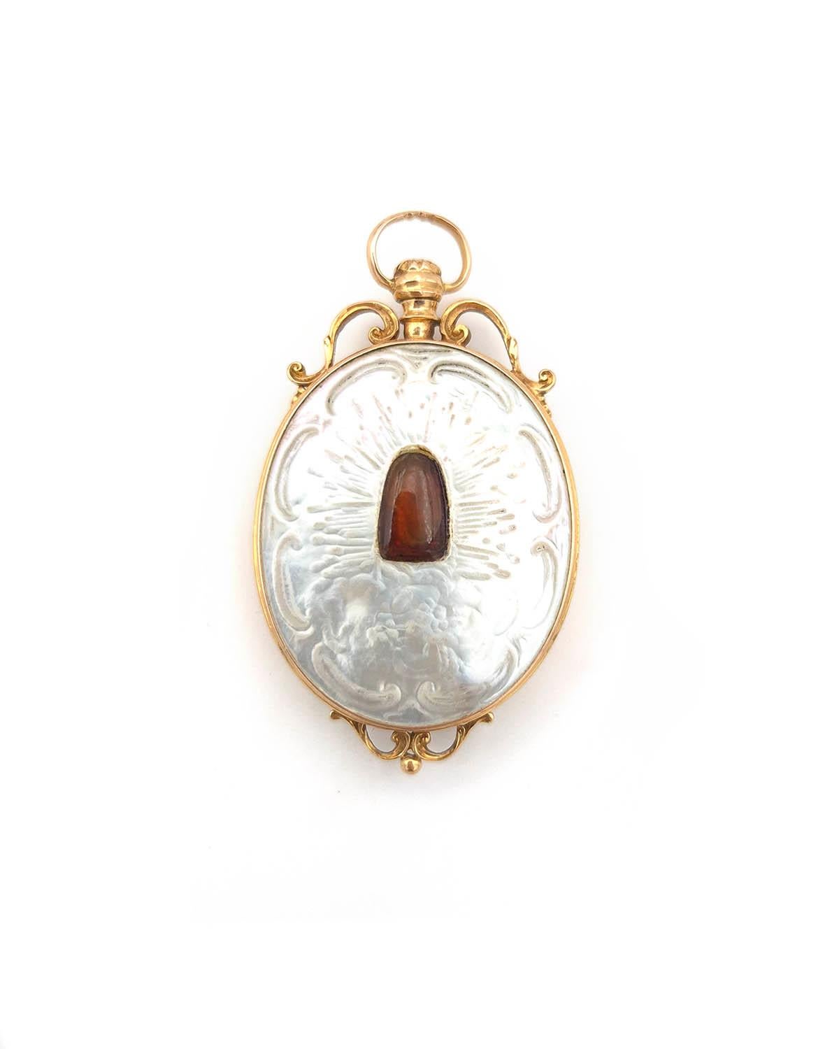 Pendentif reliquaire ancien du 18e siècle en or rose 18 carats. Sur une face, le pendentif est orné d'une miniature sur Vellum représentant saint Jérôme priant devant une croix, un crâne au premier plan de la scène. La miniature est protégée par un