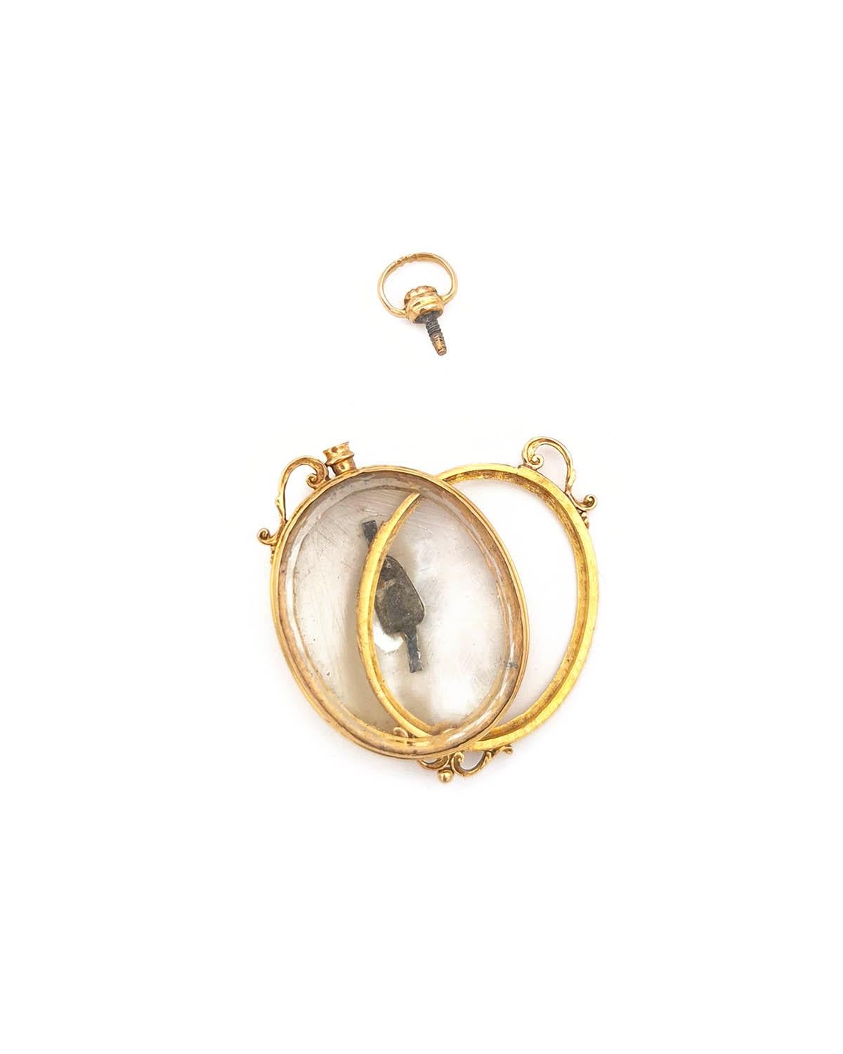 Georgien Pendentif reliquaire ancien 18ème siècle en or 18k en vente