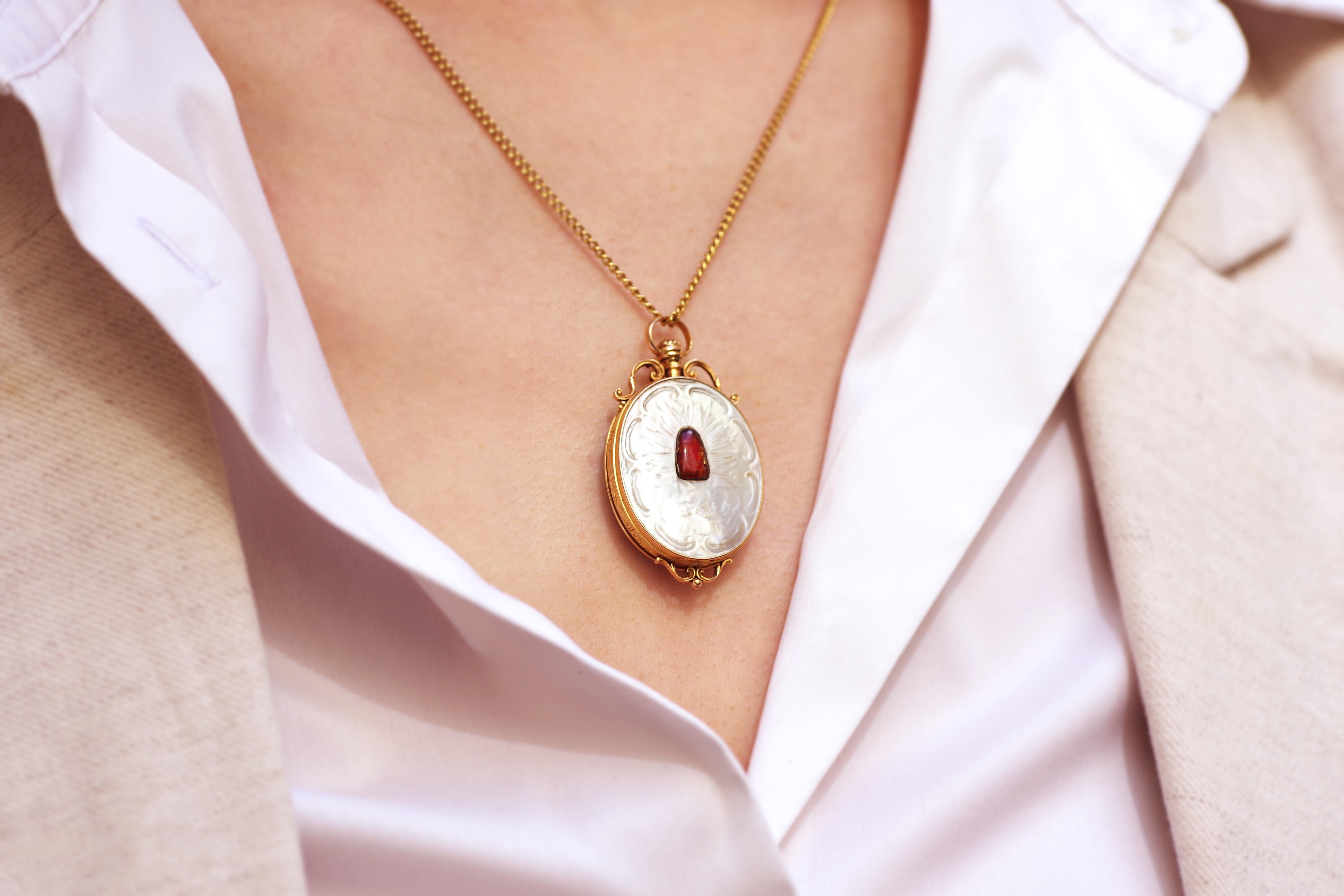 Pendentif reliquaire ancien 18ème siècle en or 18k en vente 1