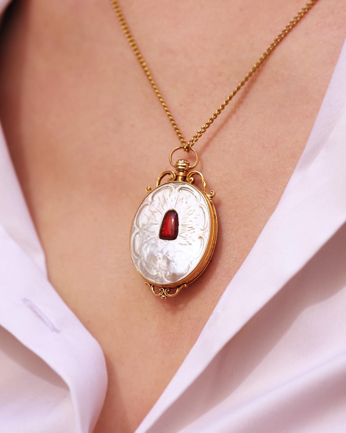 Pendentif reliquaire ancien 18ème siècle en or 18k en vente 2