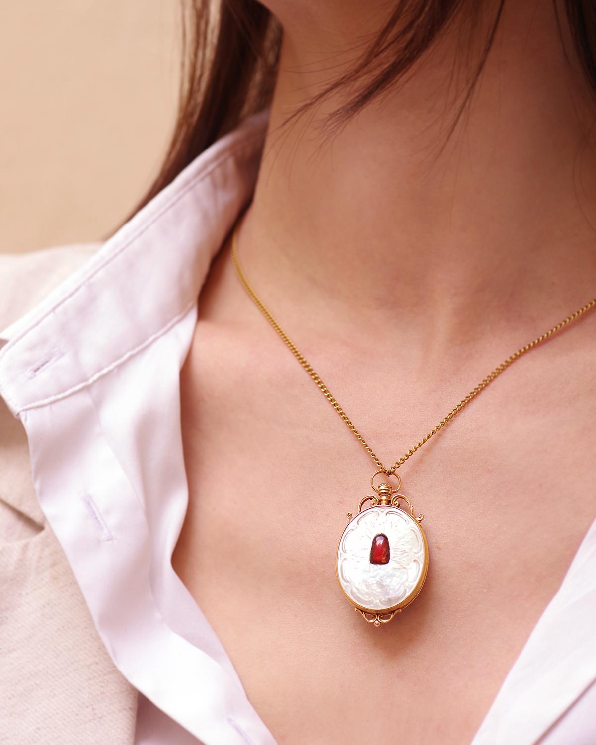 Pendentif reliquaire ancien 18ème siècle en or 18k en vente 3