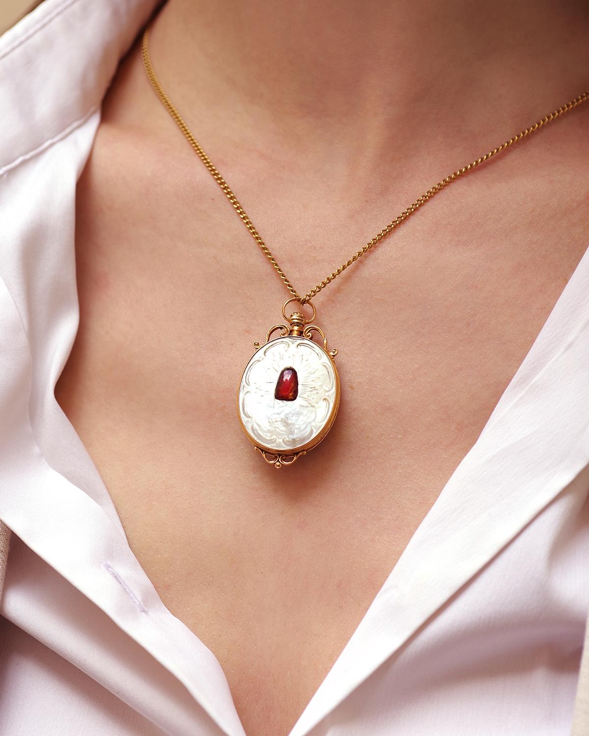 Pendentif reliquaire ancien 18ème siècle en or 18k en vente 4
