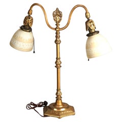 Antike Rembrandt-Tischlampe mit zwei Leuchten aus geprägtem Messing mit Blattwerkprägung, um 1920