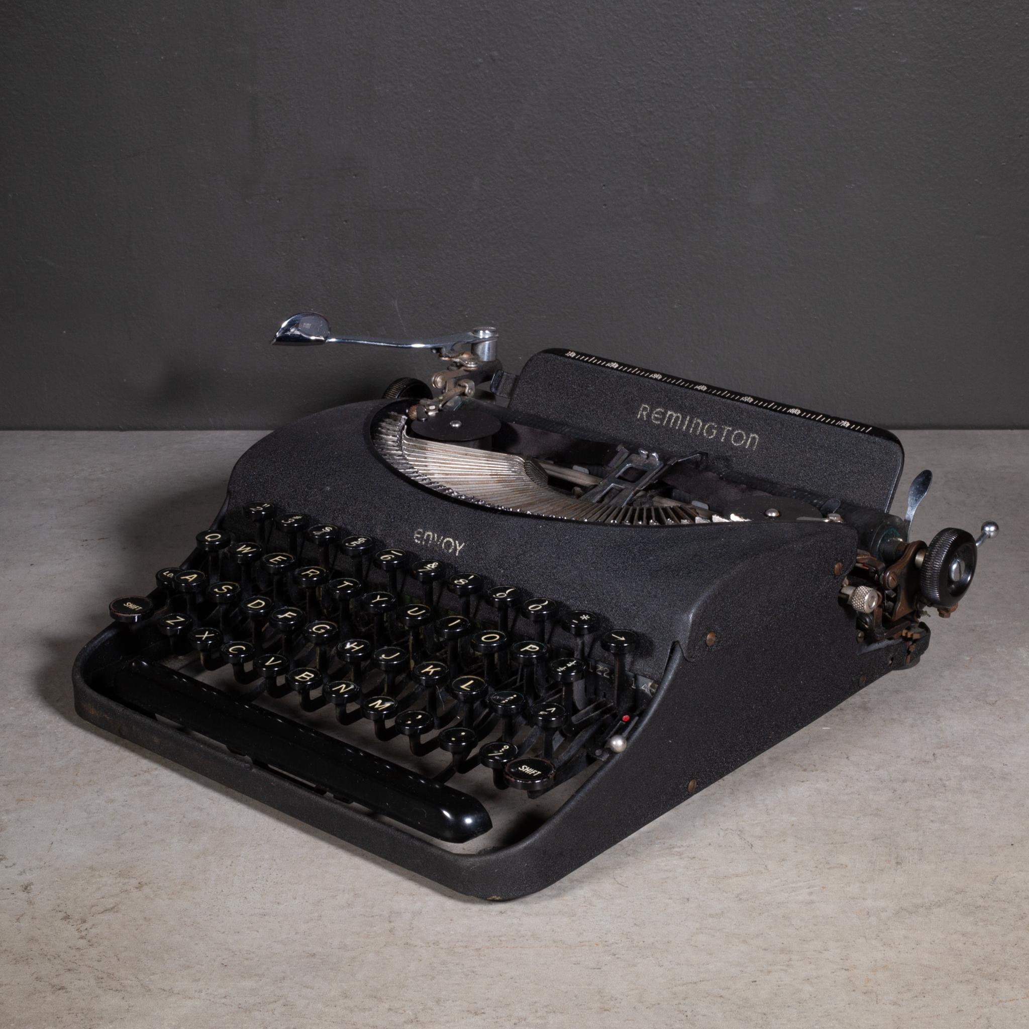 Ancienne machine à écrire portable Remington Envoy c.1942 Bon état - En vente à San Francisco, CA