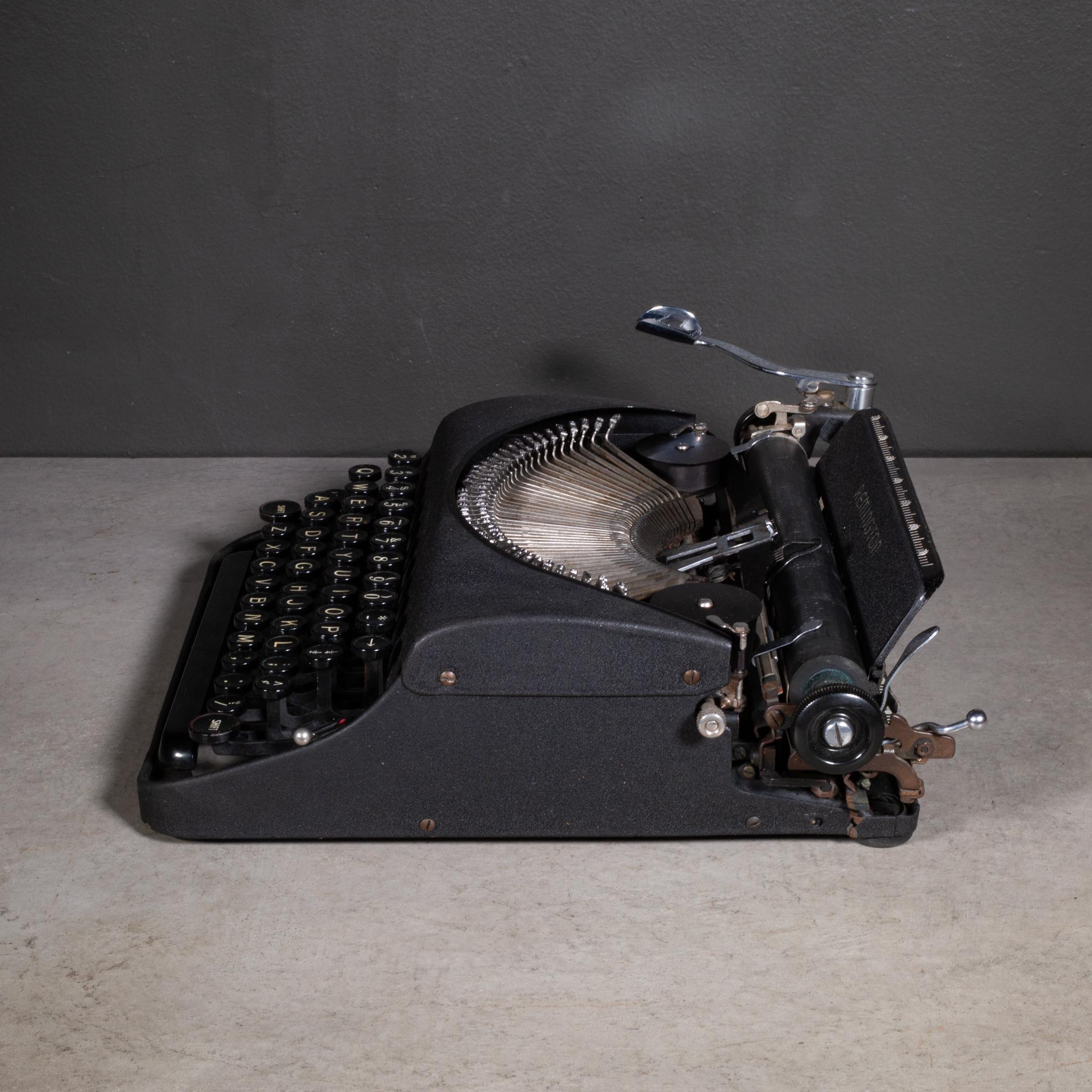 20ième siècle Ancienne machine à écrire portable Remington Envoy c.1942 en vente