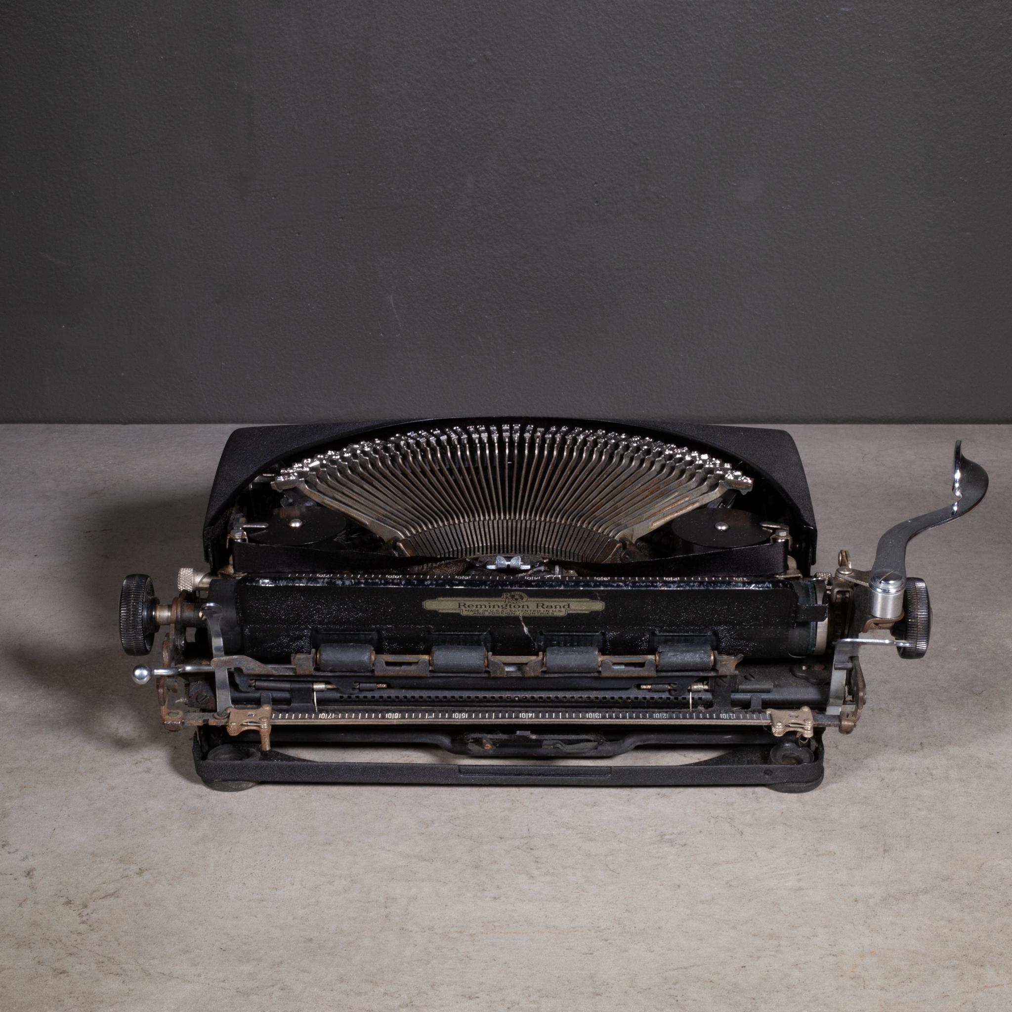 Métal Ancienne machine à écrire portable Remington Envoy c.1942 en vente