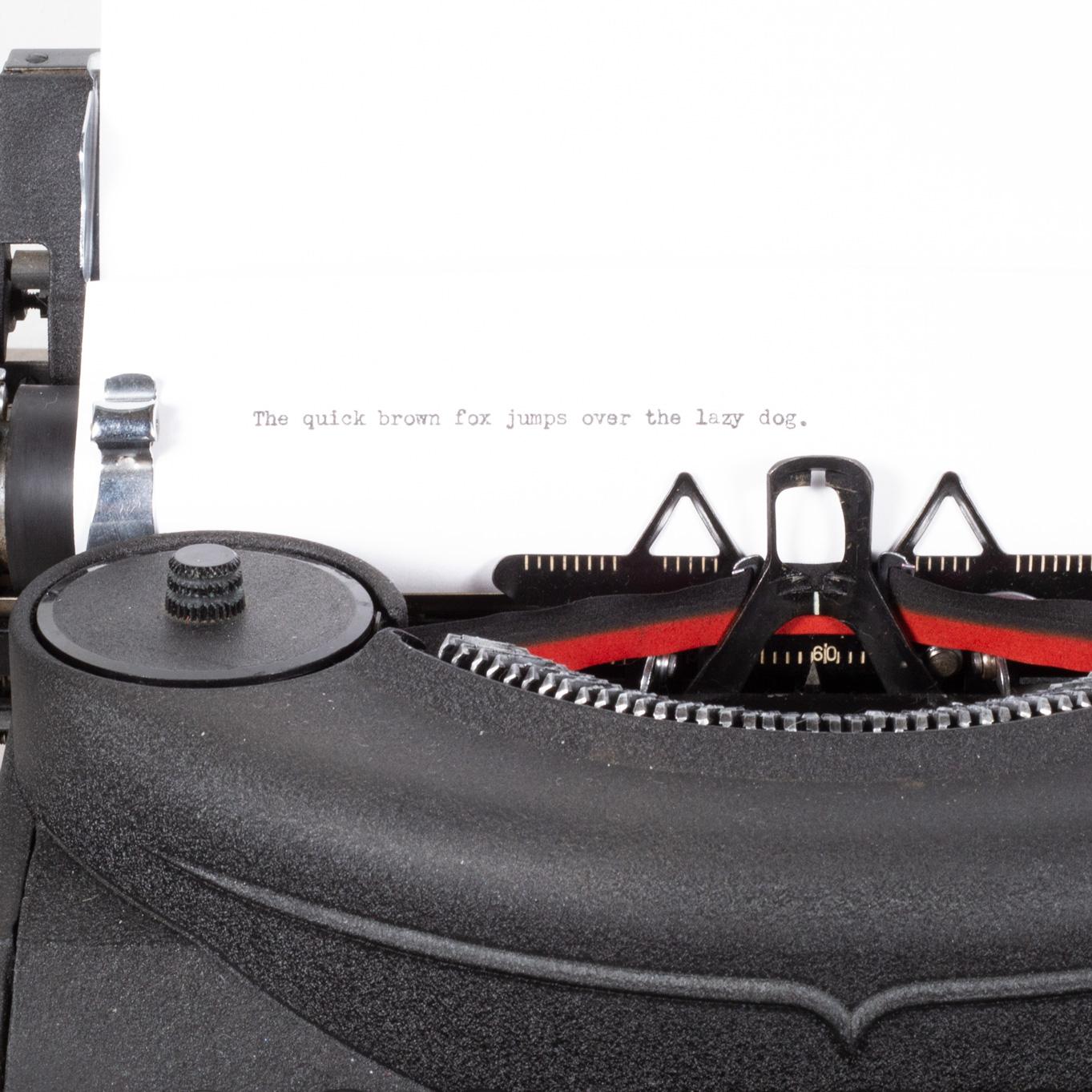 Ancienne machine à écrire portable Remington Noiseless et son étui, vers 1947 3